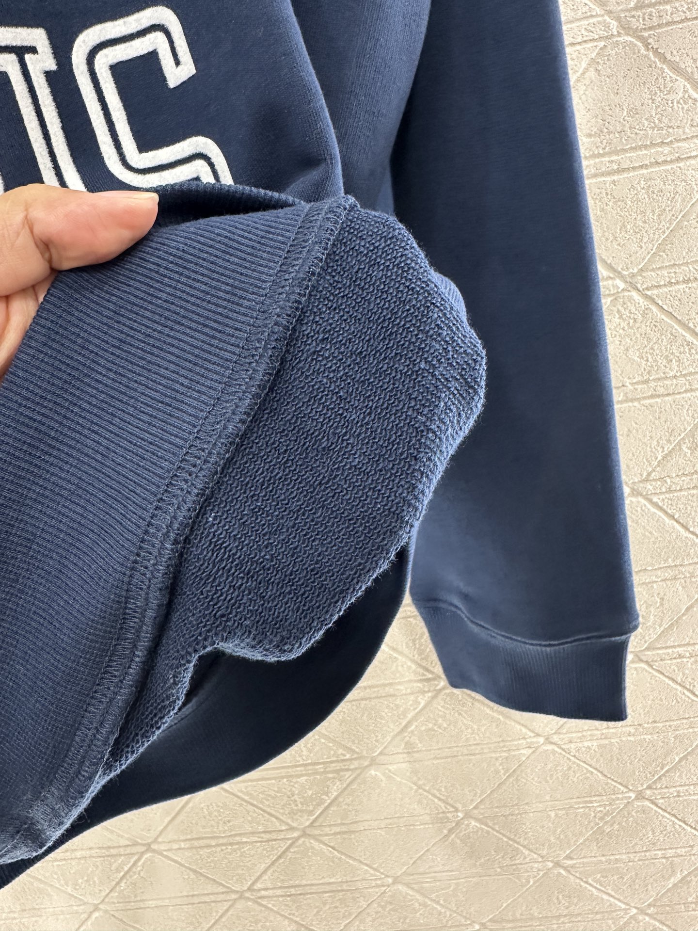 ♥Celin*♥2025新品上架 圆领字母撞色卫衣定制YB原生全棉材质，舒适软糯，穿搭洋气，落肩廓形长袖