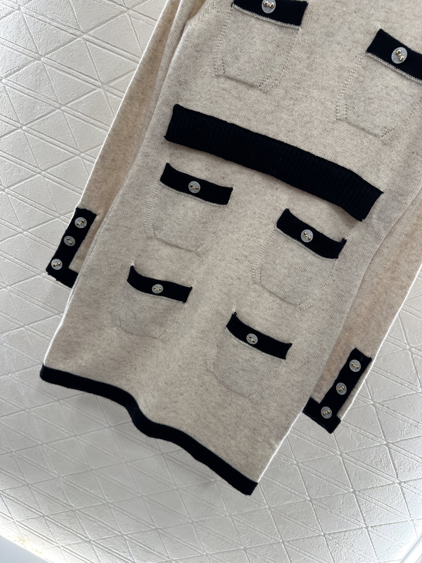 ♥Chane*♥2025新品上架 撞色口袋针织连衣裙定制YB羊绒纱线织造，质感光泽，柔软亲肤，圆领针织连