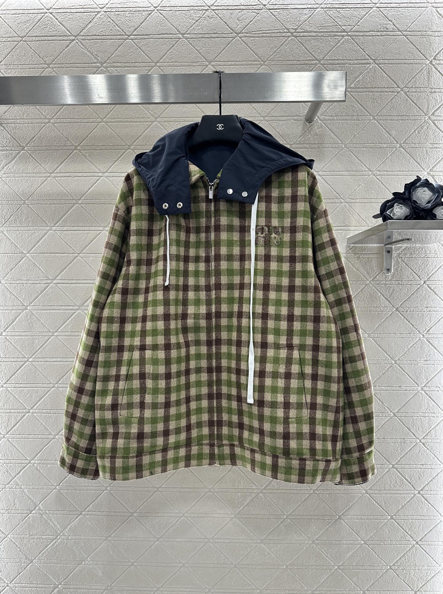 ♥Miumi*♥2025新品上架 可拆卸连帽格纹抽绳外套定制YB进口精纺羊毛材质，质感光泽，品相十足，裁