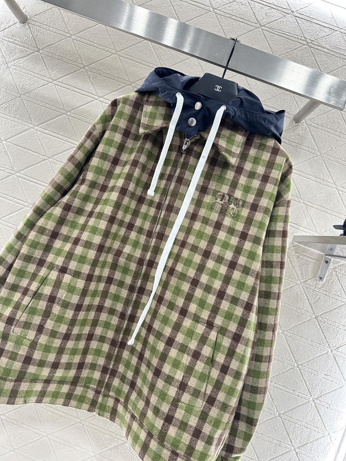 ♥Miumi*♥2025新品上架 可拆卸连帽格纹抽绳外套定制YB进口精纺羊毛材质，质感光泽，品相十足，裁