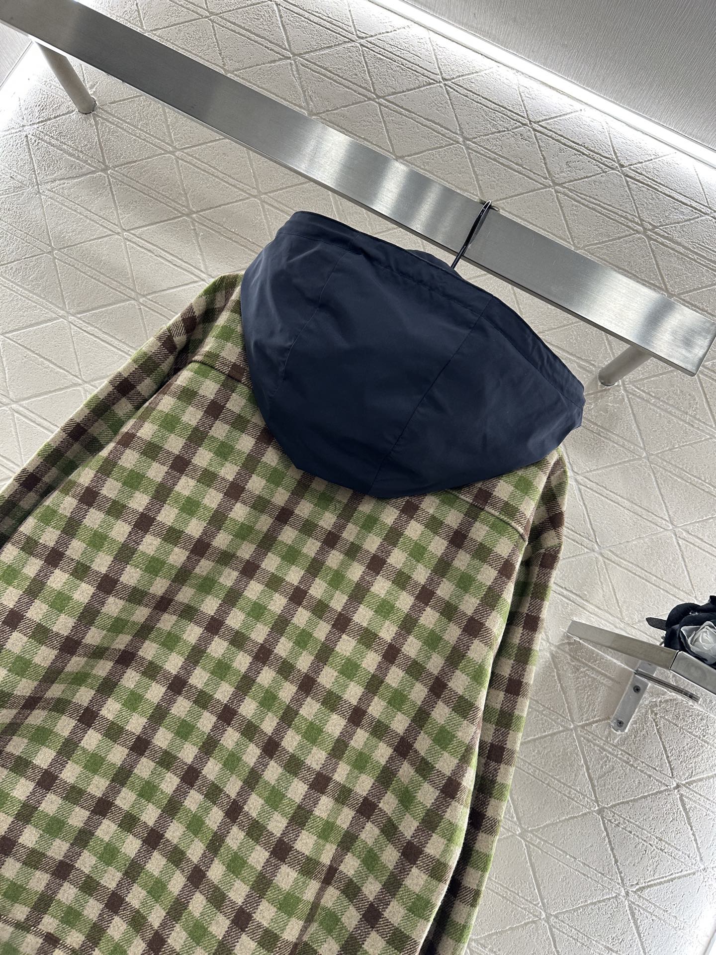 ♥Miumi*♥2025新品上架 可拆卸连帽格纹抽绳外套定制YB进口精纺羊毛材质，质感光泽，品相十足，裁