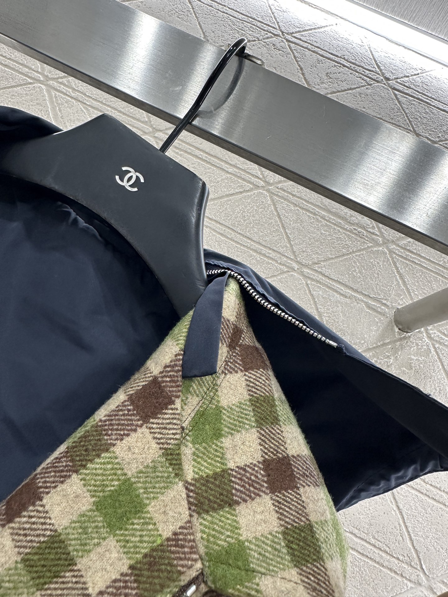 ♥Miumi*♥2025新品上架 可拆卸连帽格纹抽绳外套定制YB进口精纺羊毛材质，质感光泽，品相十足，裁