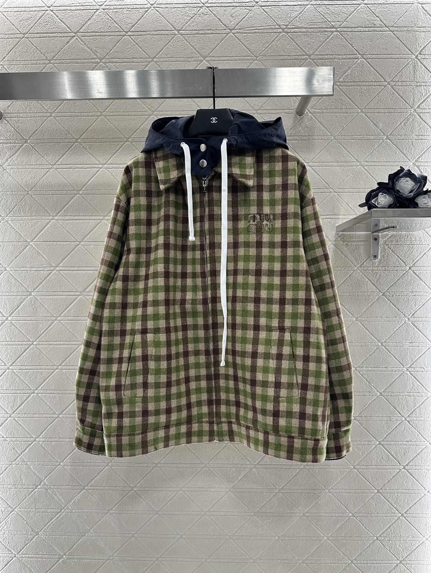 ♥Miumi*♥2025新品上架 可拆卸连帽格纹抽绳外套定制YB进口精纺羊毛材质，质感光泽，品相十足，裁
