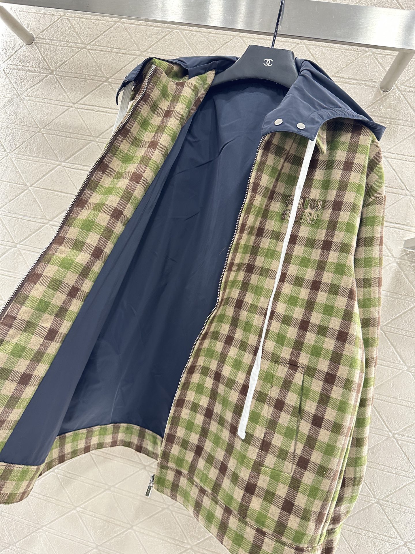 ♥Miumi*♥2025新品上架 可拆卸连帽格纹抽绳外套定制YB进口精纺羊毛材质，质感光泽，品相十足，裁