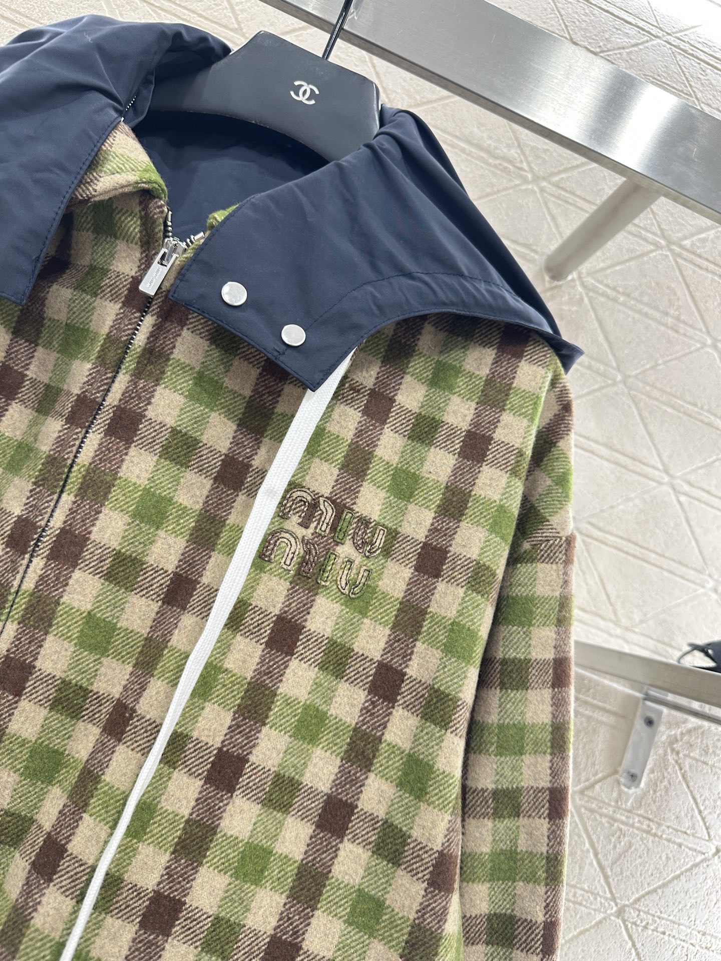 ♥Miumi*♥2025新品上架 可拆卸连帽格纹抽绳外套定制YB进口精纺羊毛材质，质感光泽，品相十足，裁