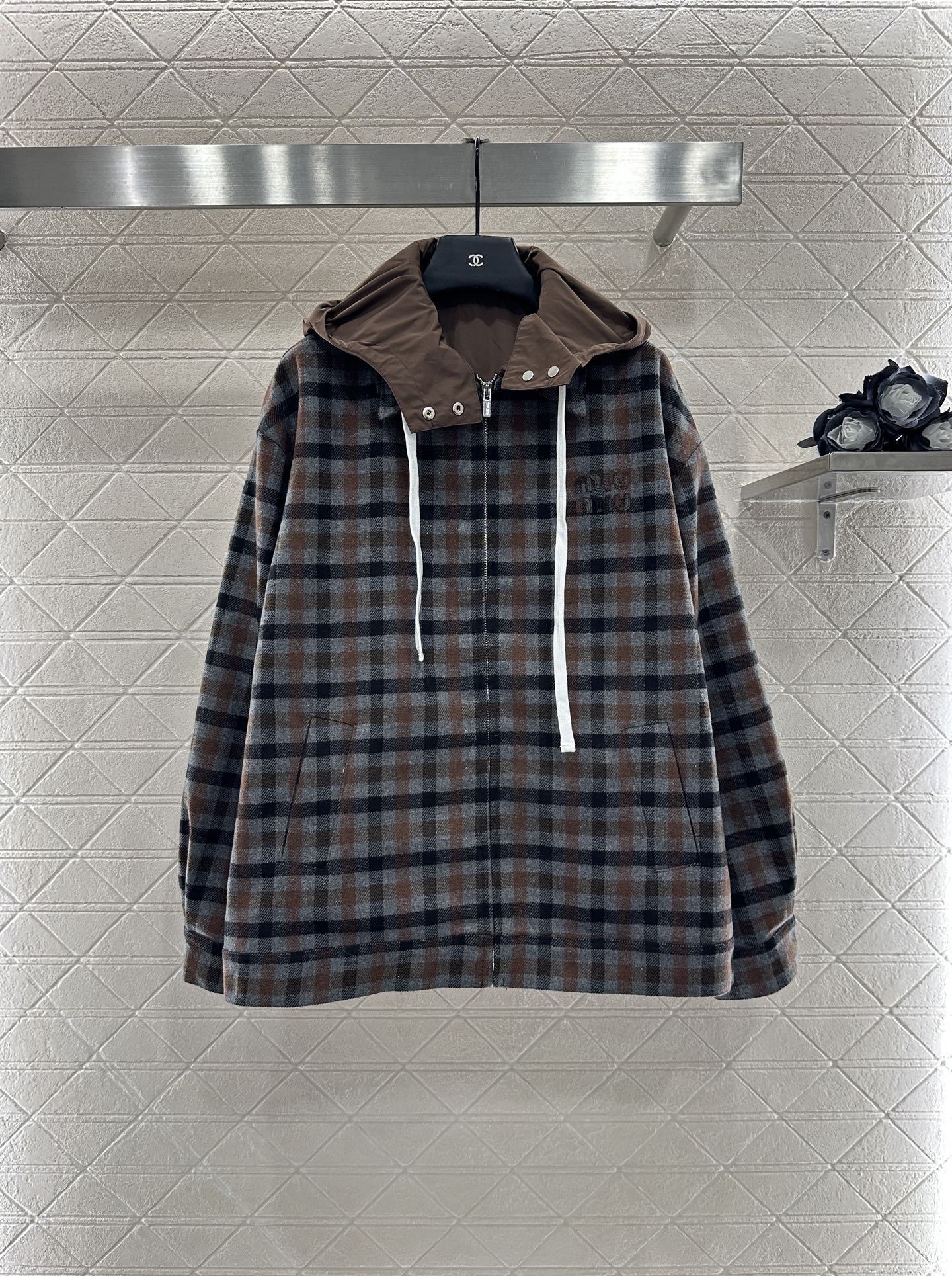 ♥Miumi*♥2025新品上架 可拆卸连帽格纹抽绳外套定制YB进口精纺羊毛材质，质感光泽，品相十足，裁