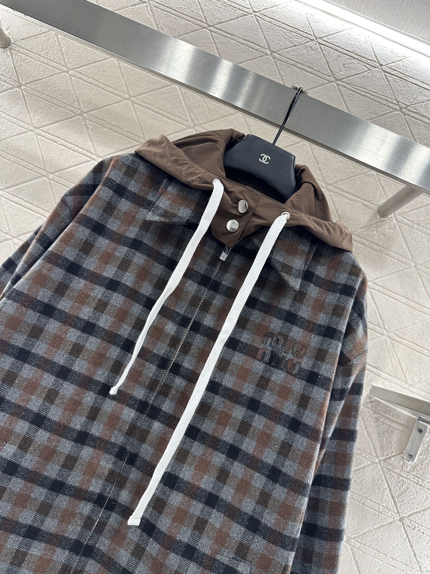 ♥Miumi*♥2025新品上架 可拆卸连帽格纹抽绳外套定制YB进口精纺羊毛材质，质感光泽，品相十足，裁