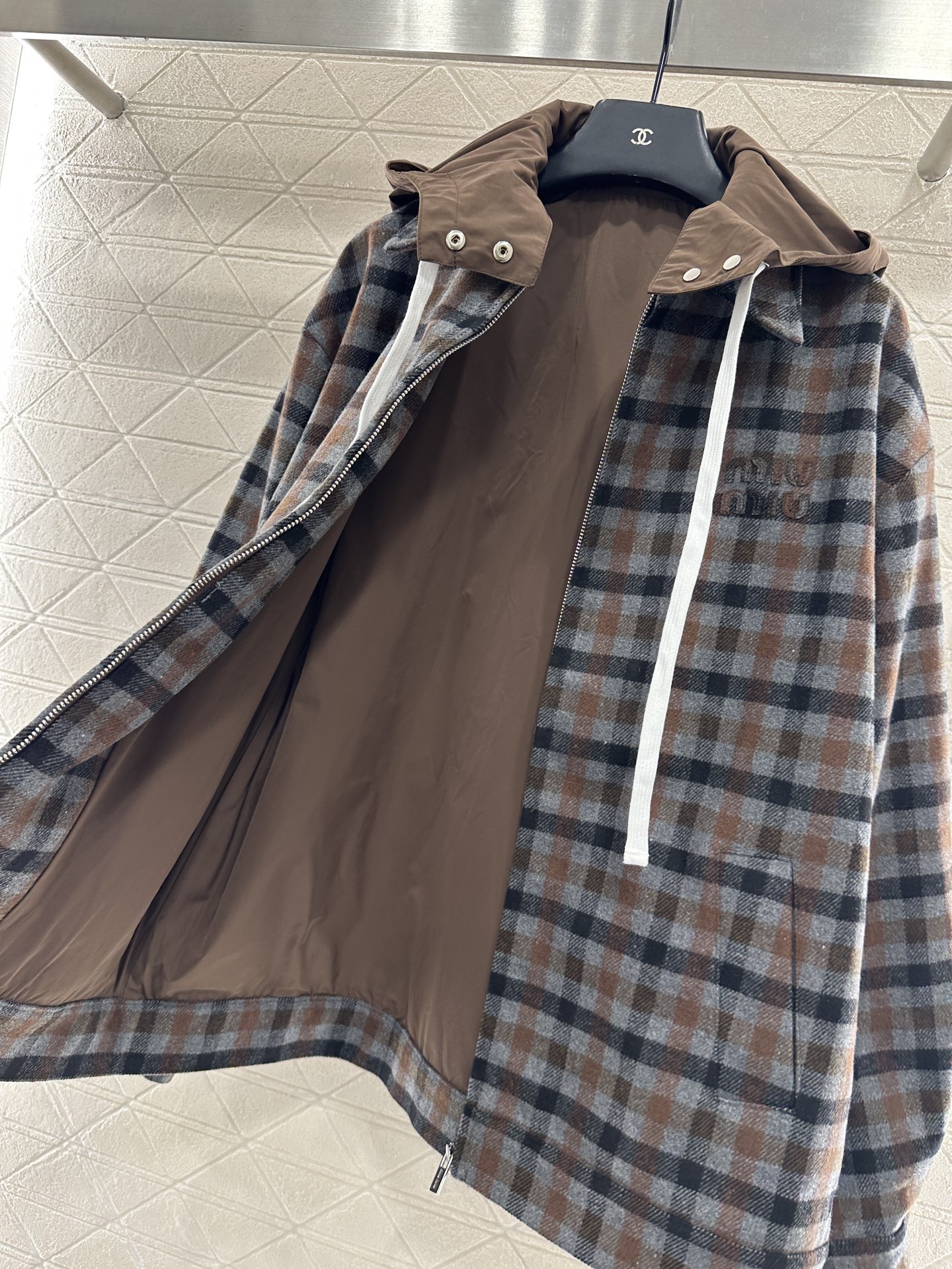♥Miumi*♥2025新品上架 可拆卸连帽格纹抽绳外套定制YB进口精纺羊毛材质，质感光泽，品相十足，裁