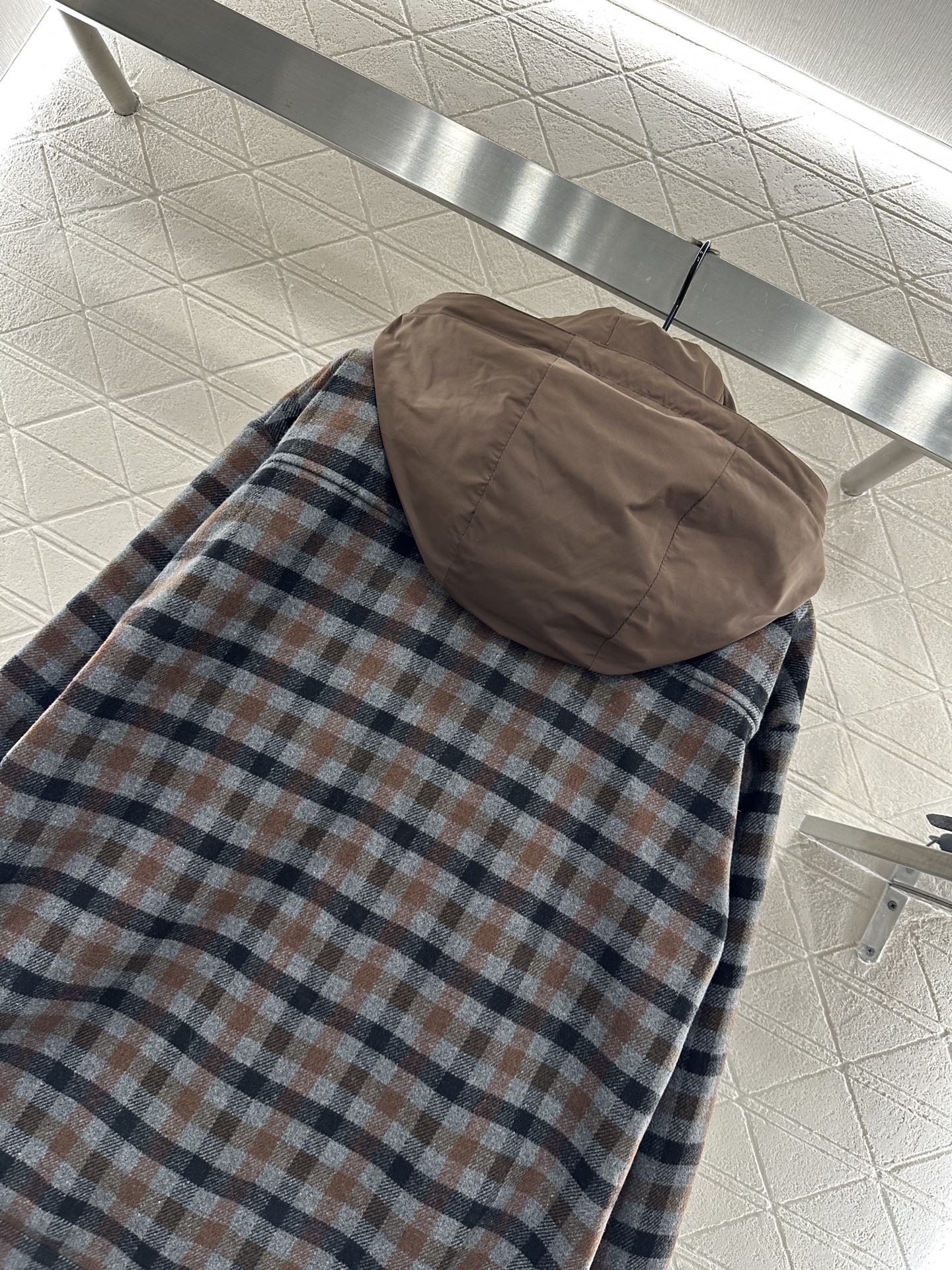 ♥Miumi*♥2025新品上架 可拆卸连帽格纹抽绳外套定制YB进口精纺羊毛材质，质感光泽，品相十足，裁