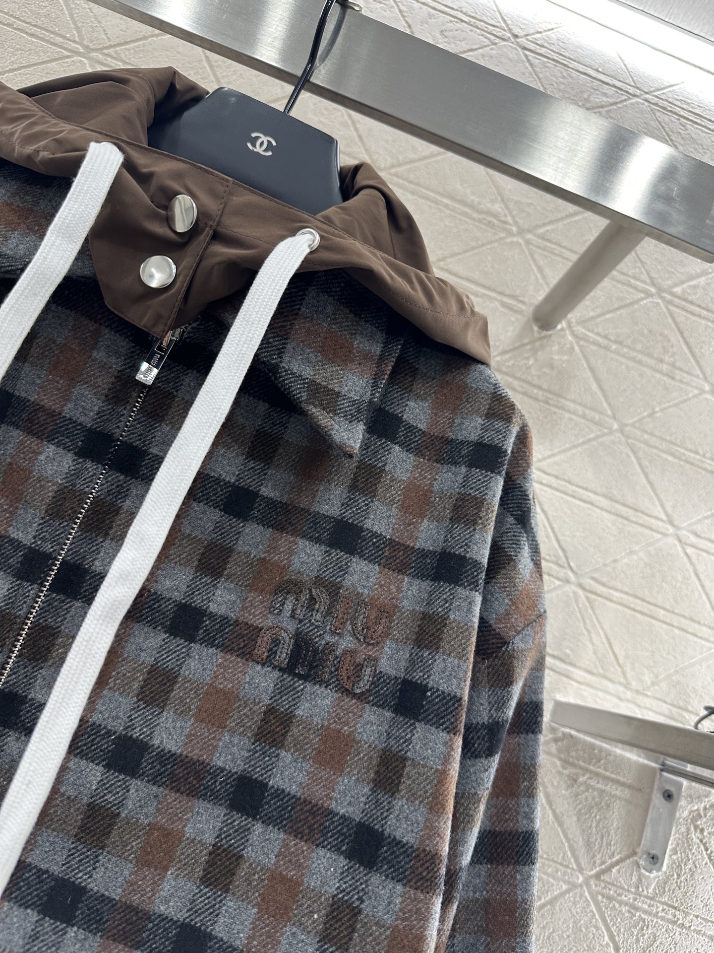 ♥Miumi*♥2025新品上架 可拆卸连帽格纹抽绳外套定制YB进口精纺羊毛材质，质感光泽，品相十足，裁