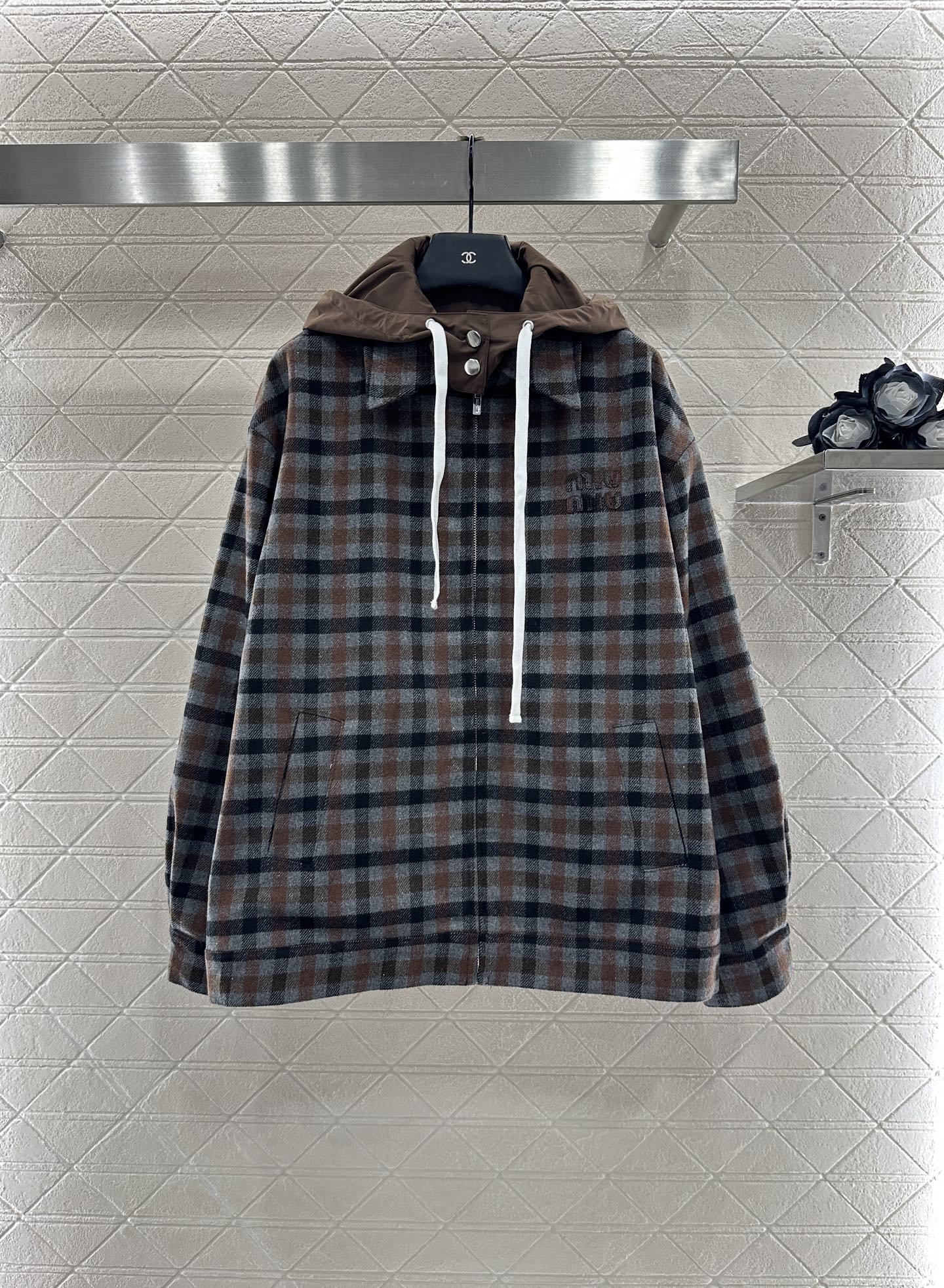 ♥Miumi*♥2025新品上架 可拆卸连帽格纹抽绳外套定制YB进口精纺羊毛材质，质感光泽，品相十足，裁