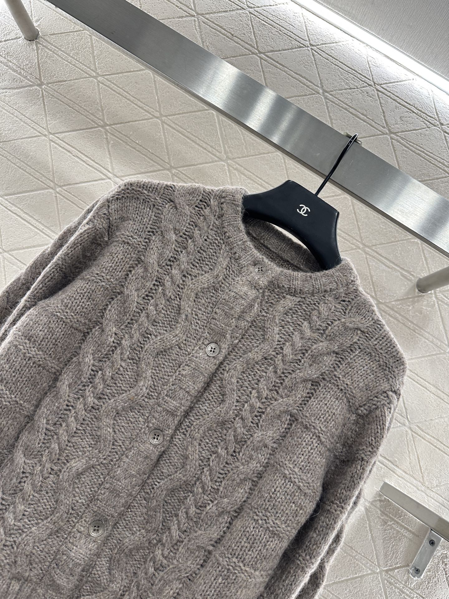 ♥Acne studio*♥2025新品上架 衬衫拼接麻花针织开衫定制YB羊毛纱线织造，柔软舒适，洋气显