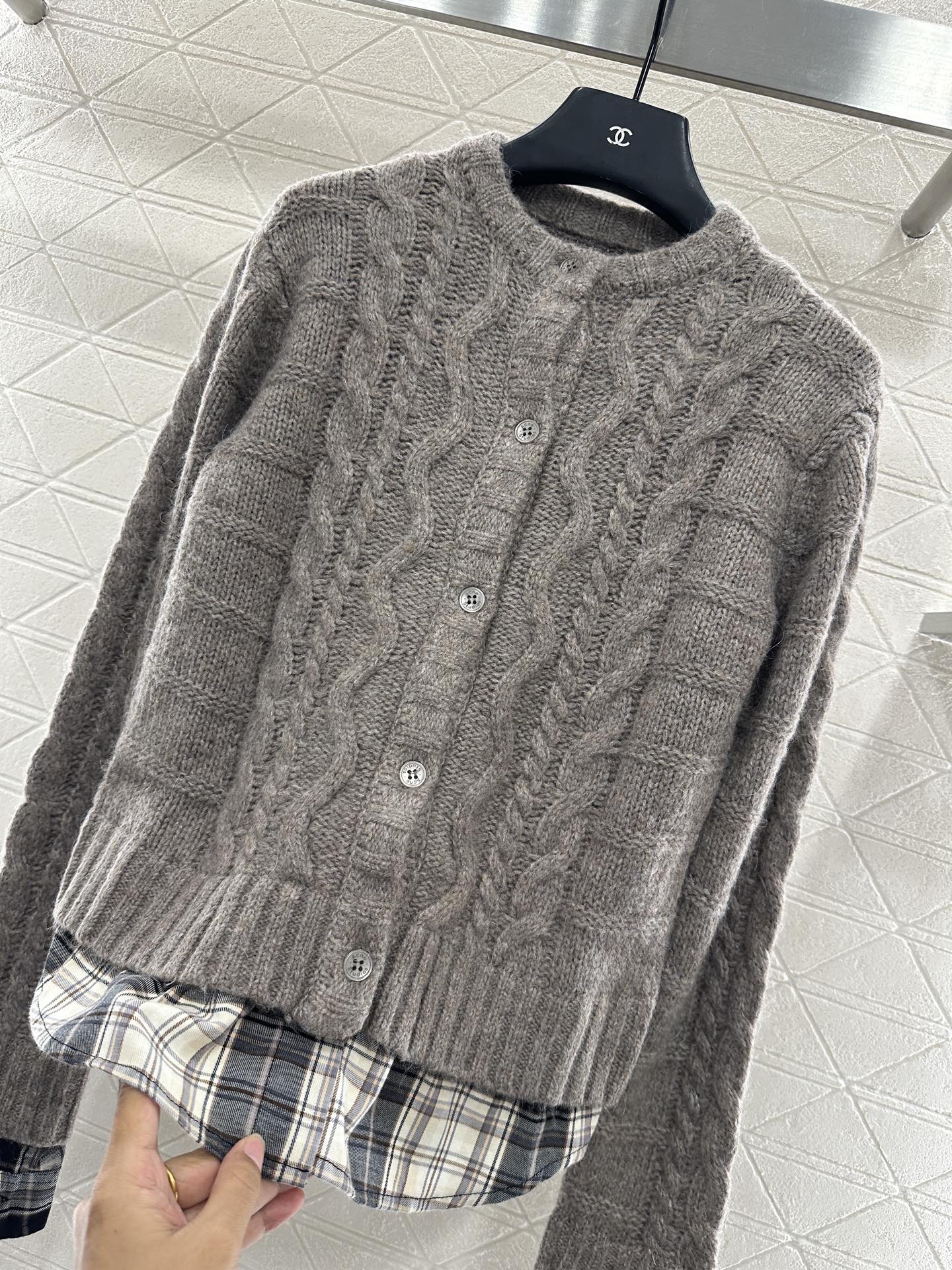 ♥Acne studio*♥2025新品上架 衬衫拼接麻花针织开衫定制YB羊毛纱线织造，柔软舒适，洋气显