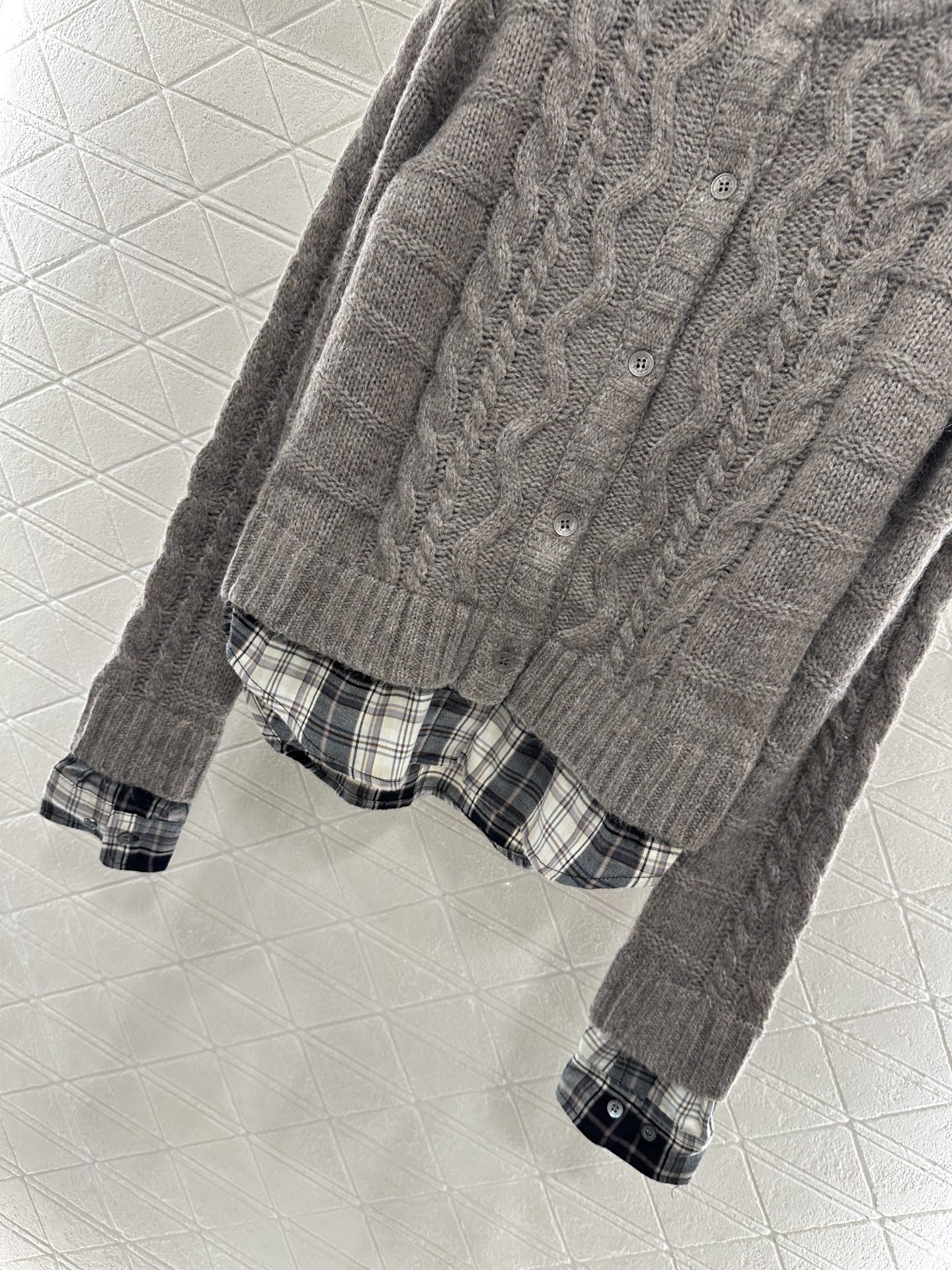 ♥Acne studio*♥2025新品上架 衬衫拼接麻花针织开衫定制YB羊毛纱线织造，柔软舒适，洋气显