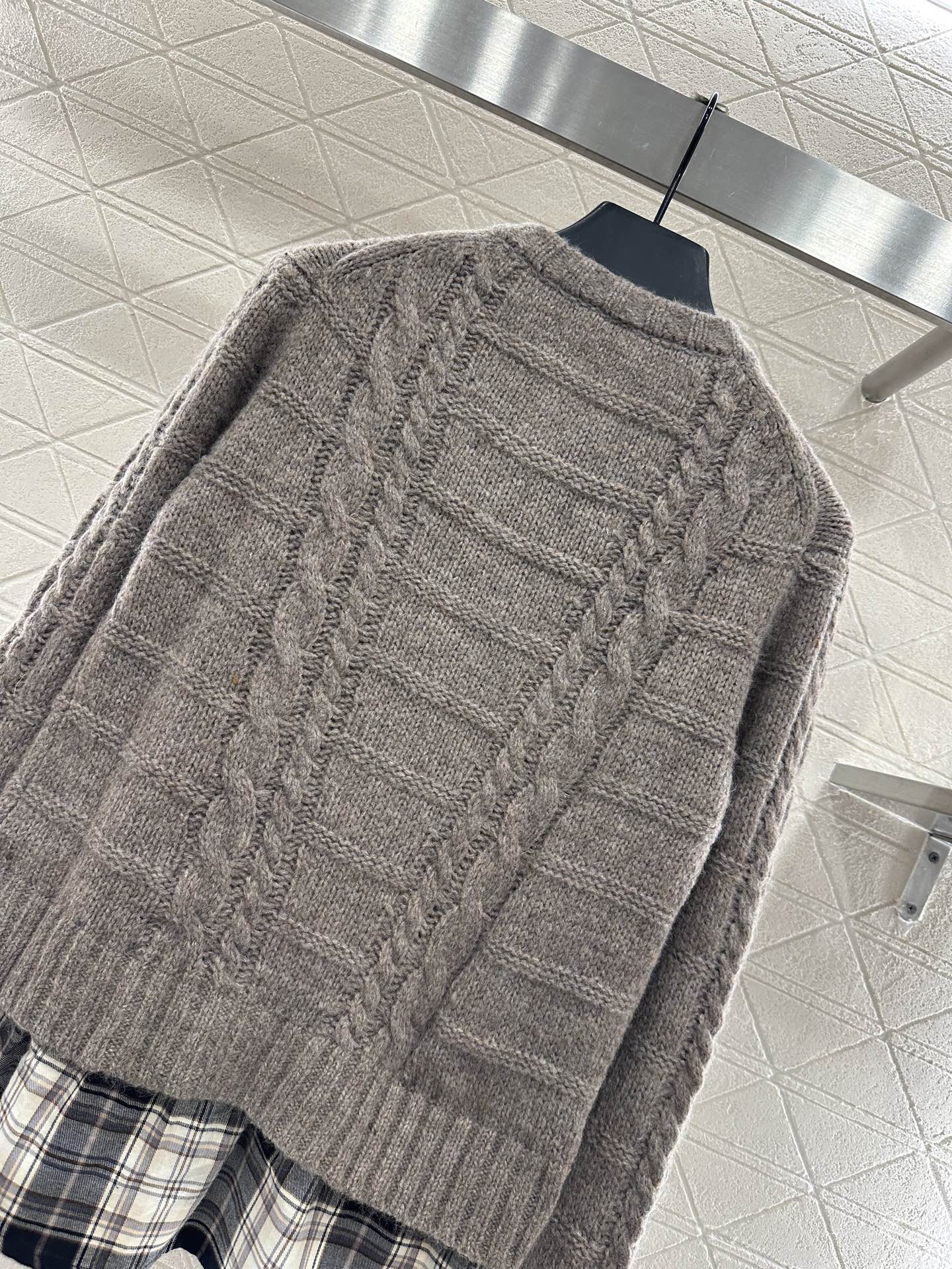 ♥Acne studio*♥2025新品上架 衬衫拼接麻花针织开衫定制YB羊毛纱线织造，柔软舒适，洋气显