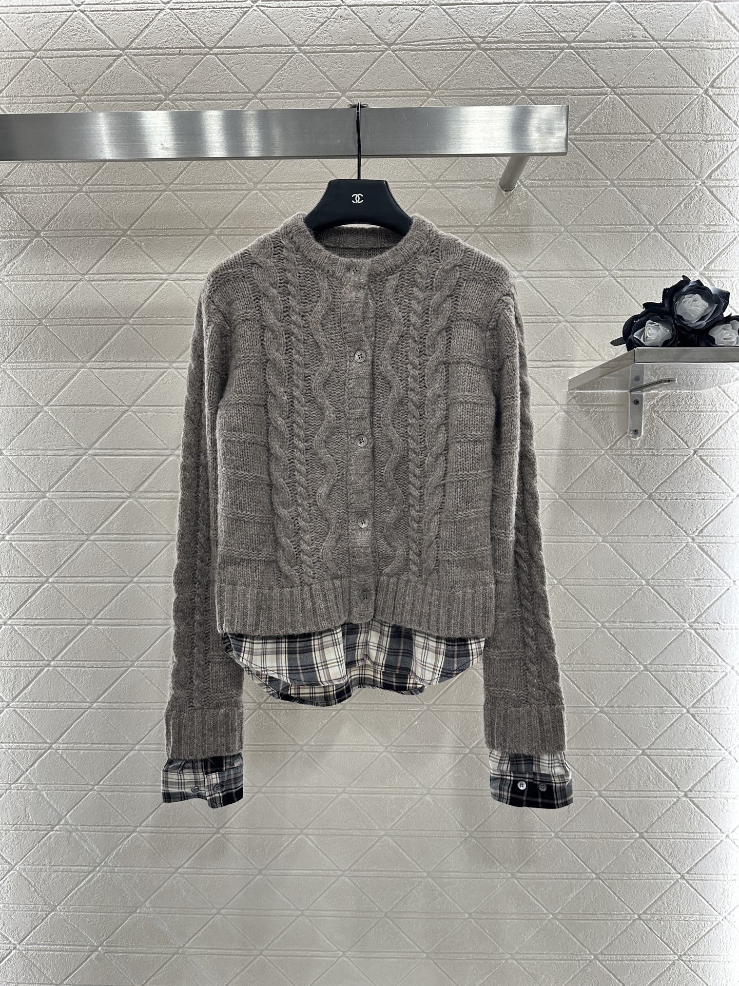 ♥Acne studio*♥2025新品上架 衬衫拼接麻花针织开衫定制YB羊毛纱线织造，柔软舒适，洋气显