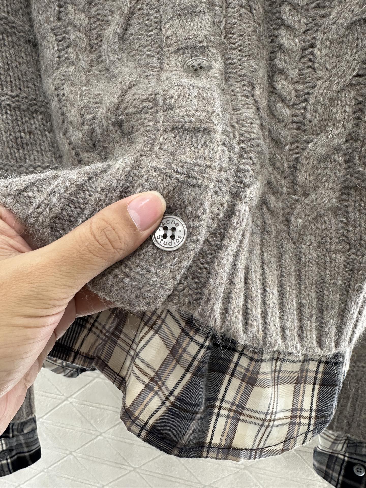 ♥Acne studio*♥2025新品上架 衬衫拼接麻花针织开衫定制YB羊毛纱线织造，柔软舒适，洋气显