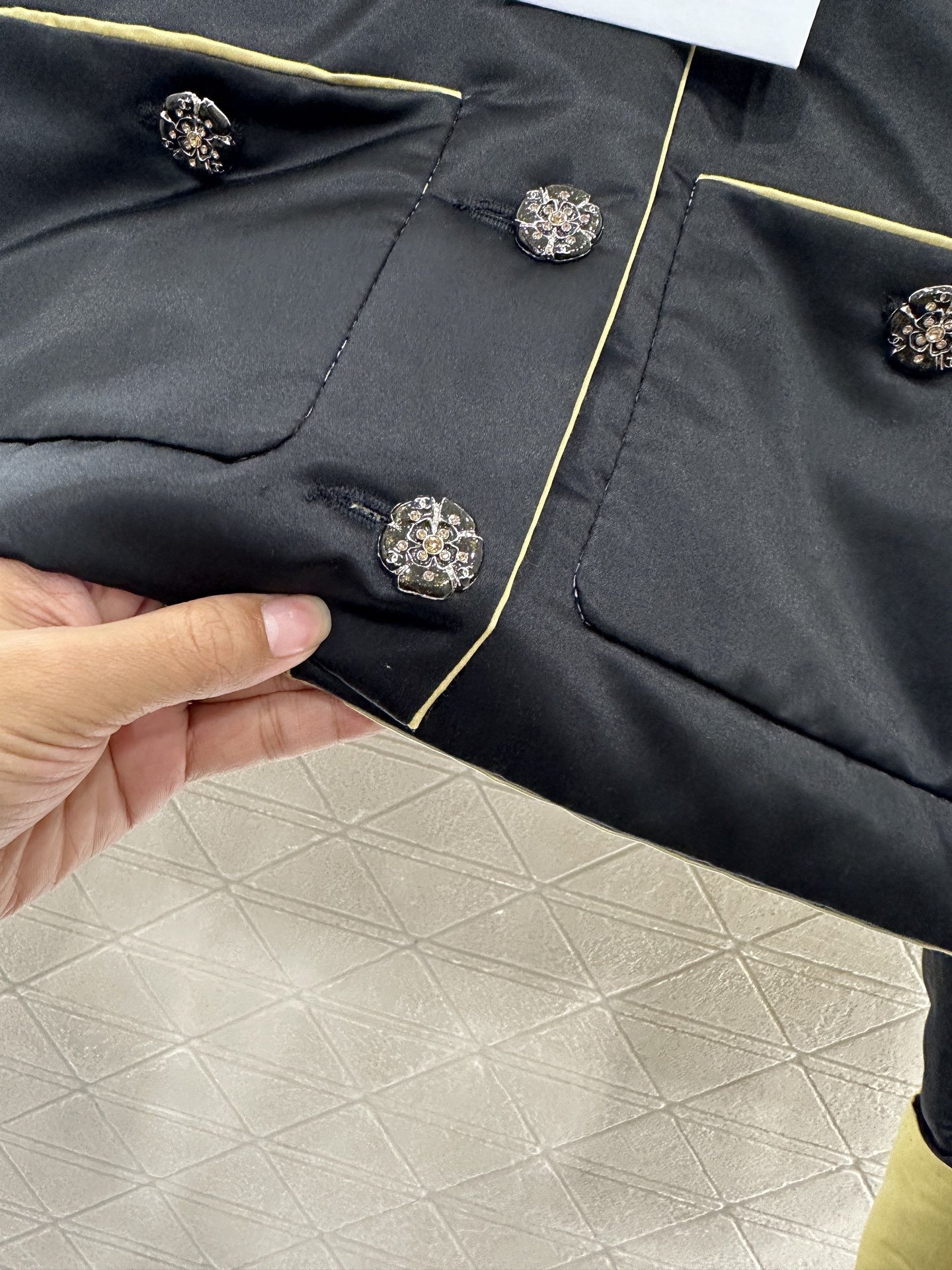 ♥Chane*♥2025新品上架 圆领新中式撞色棉服外套定制YB百分百桑蚕丝材质，足够的姆米数让外套整体