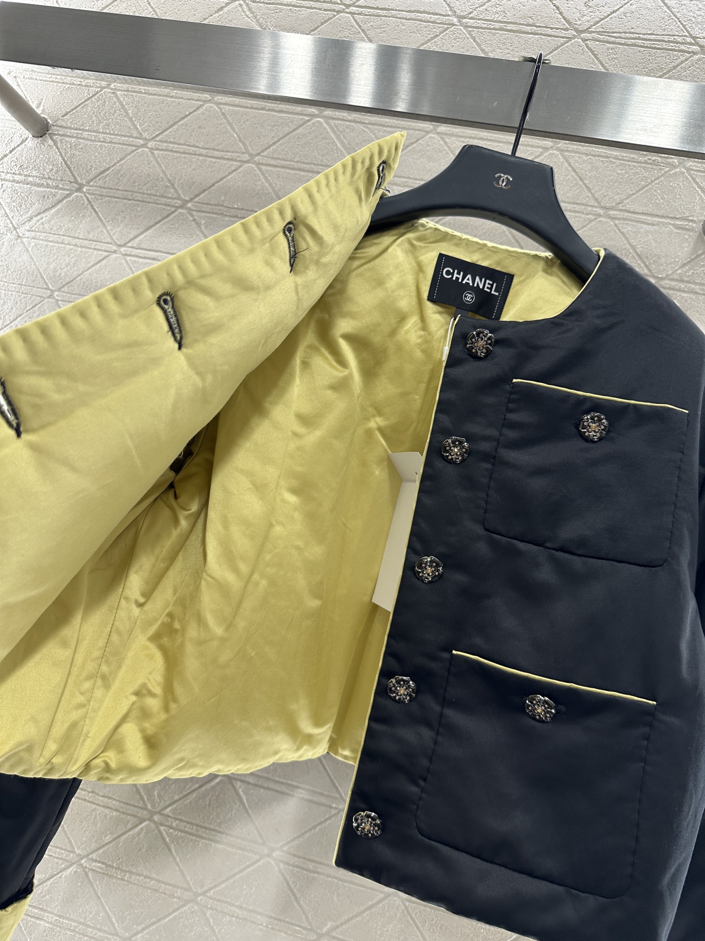 ♥Chane*♥2025新品上架 圆领新中式撞色棉服外套定制YB百分百桑蚕丝材质，足够的姆米数让外套整体