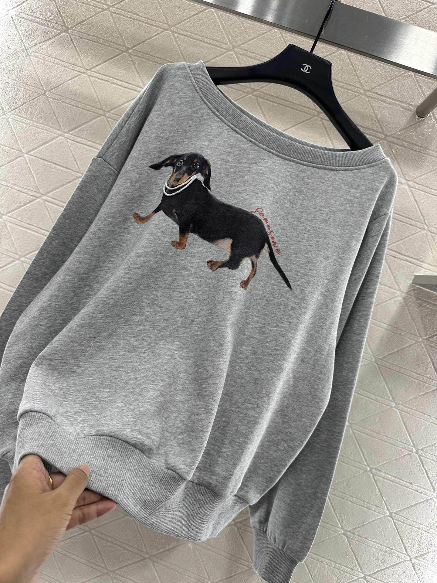 ♥Somesow*♥2025新品上架 斜肩小狗印花卫衣定制YB原生全棉材质，亲肤透气，质感十足，不规则斜