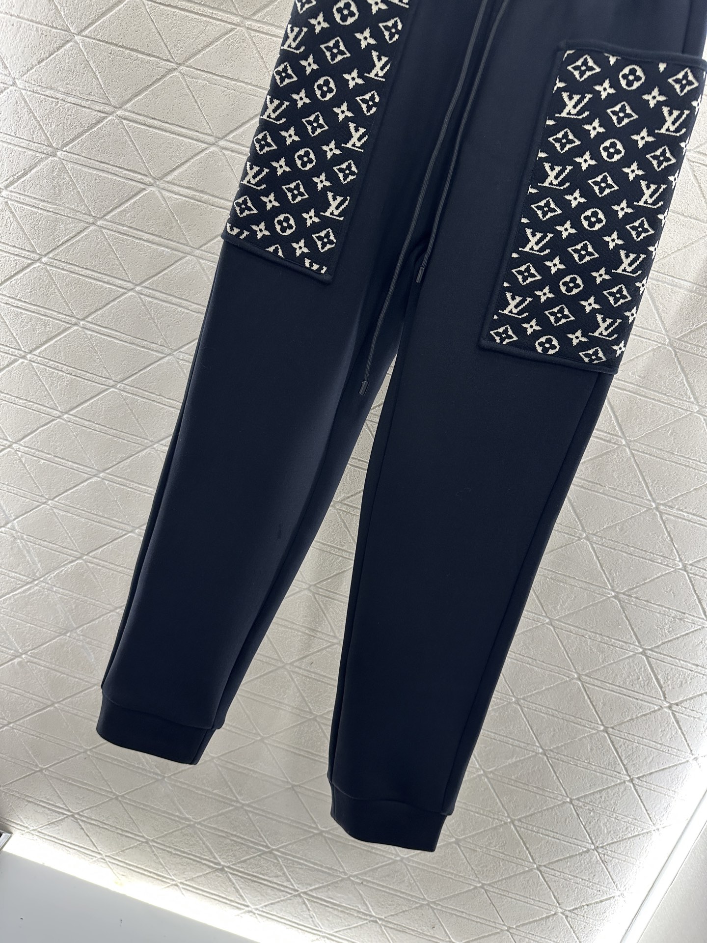 ♥Louis vuitto*♥2025新品上架 连帽提花外套长裤套装定制YB进口棉纶混纺材质，复合工艺处