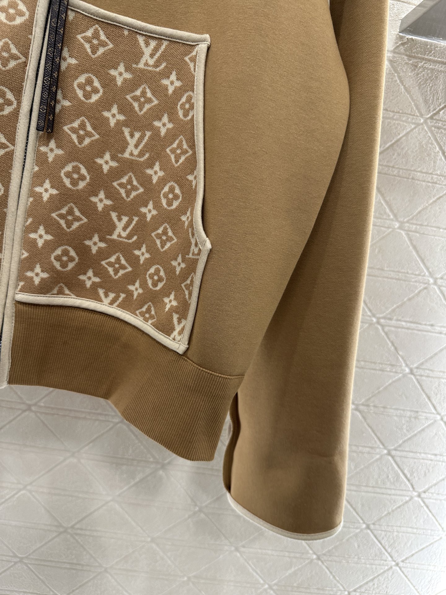 ♥Louis vuitto*♥2025新品上架 连帽提花外套长裤套装定制YB进口棉纶混纺材质，复合工艺处