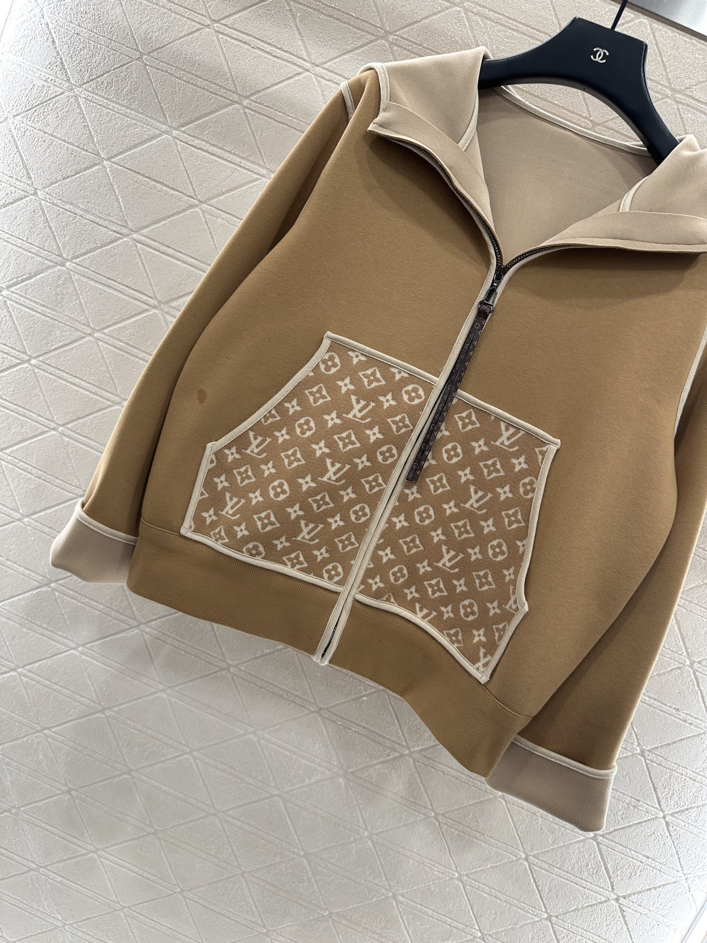 ♥Louis vuitto*♥2025新品上架 连帽提花外套长裤套装定制YB进口棉纶混纺材质，复合工艺处