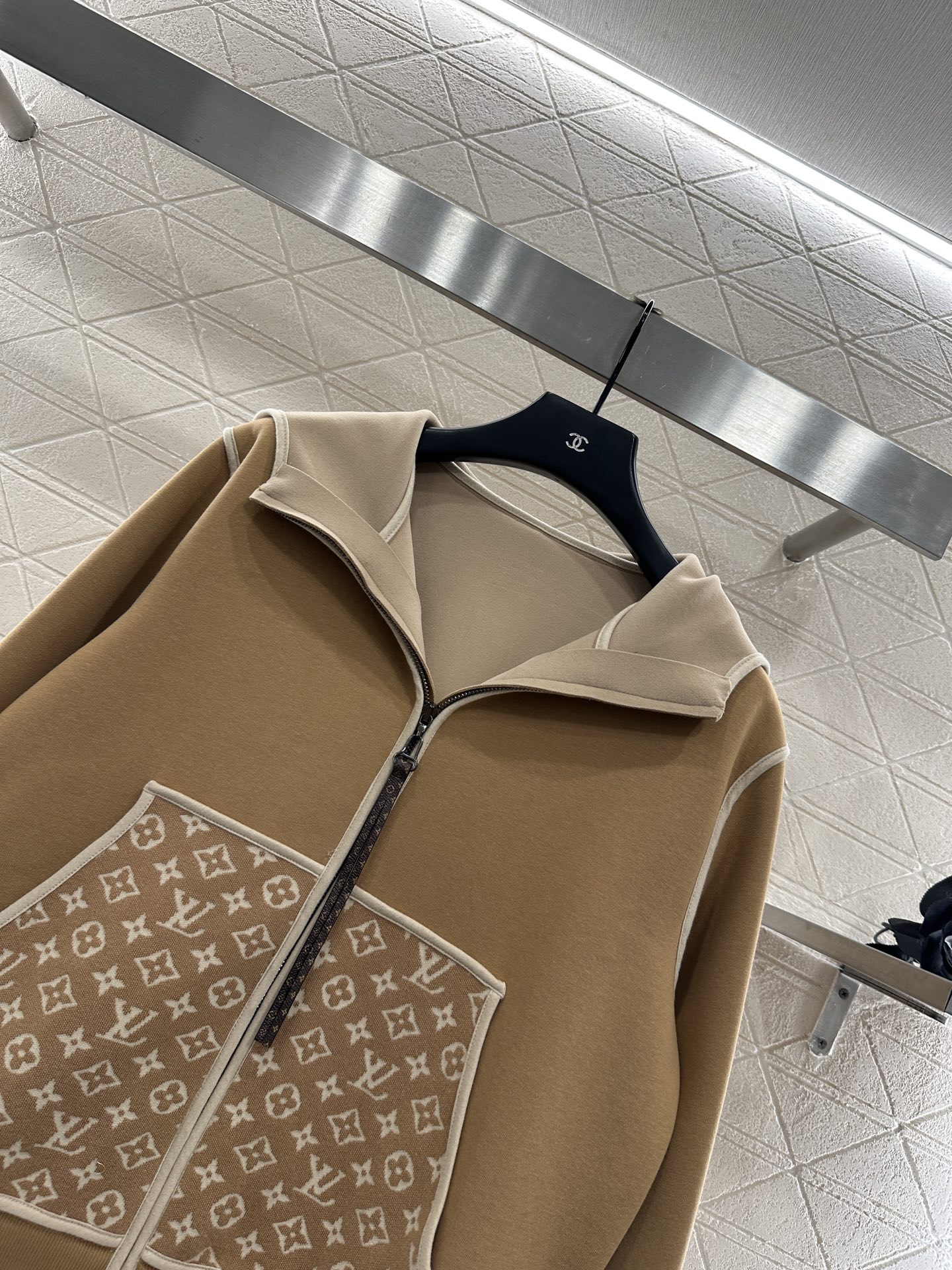 ♥Louis vuitto*♥2025新品上架 连帽提花外套长裤套装定制YB进口棉纶混纺材质，复合工艺处