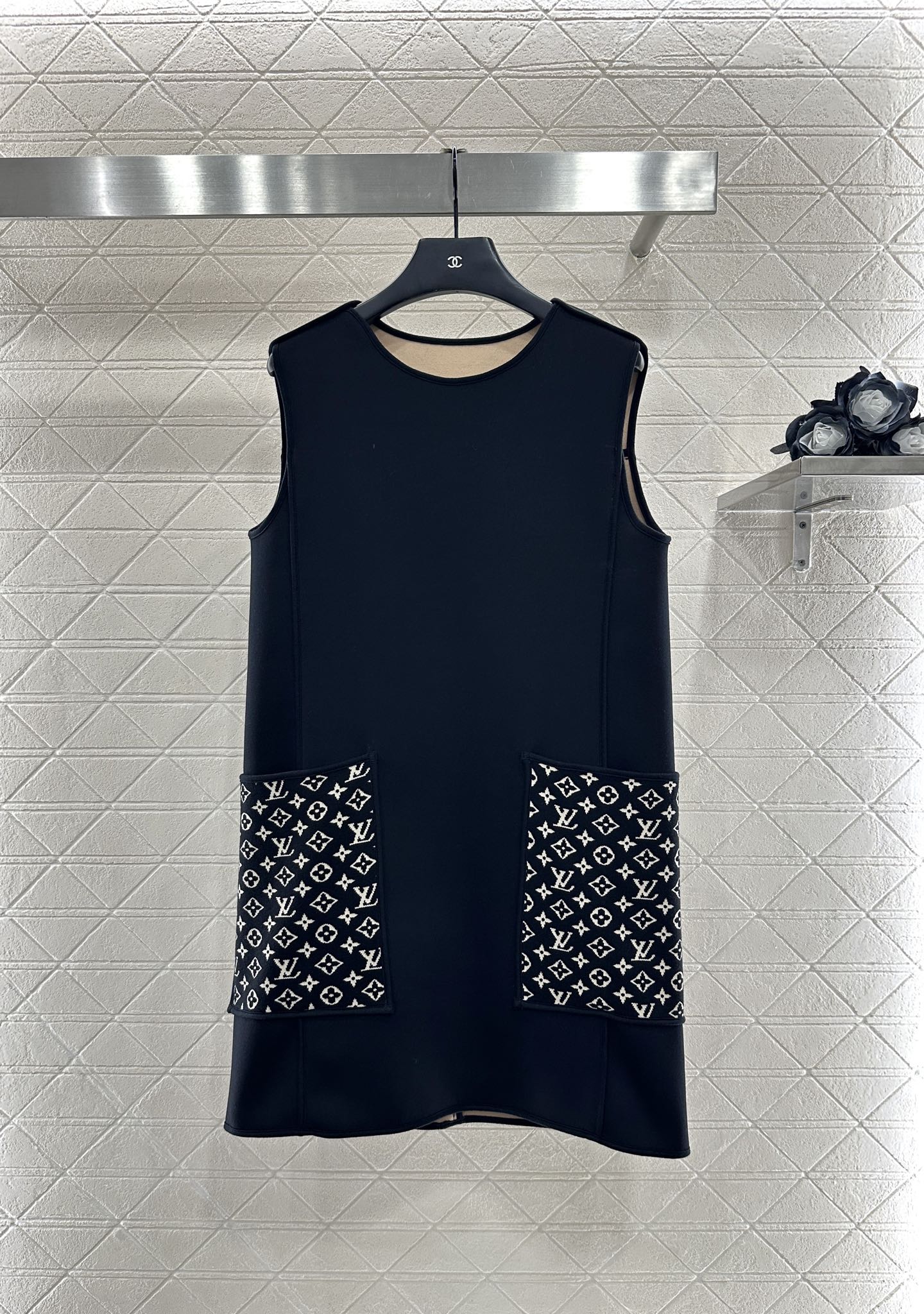 ♥Louis vuitto*♥2025新品上架 提花拼接口袋背心裙定制YB进口棉纶混纺材质，复合工艺处理