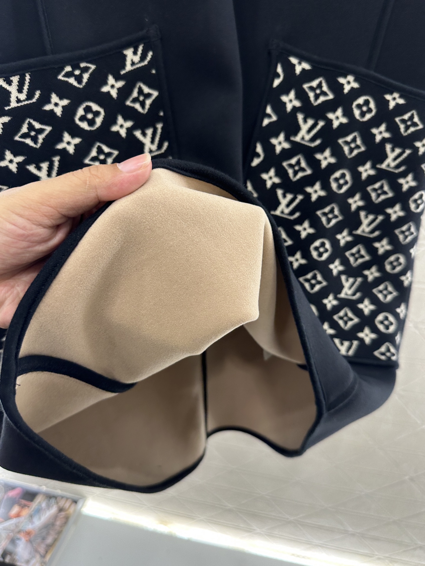 ♥Louis vuitto*♥2025新品上架 提花拼接口袋背心裙定制YB进口棉纶混纺材质，复合工艺处理