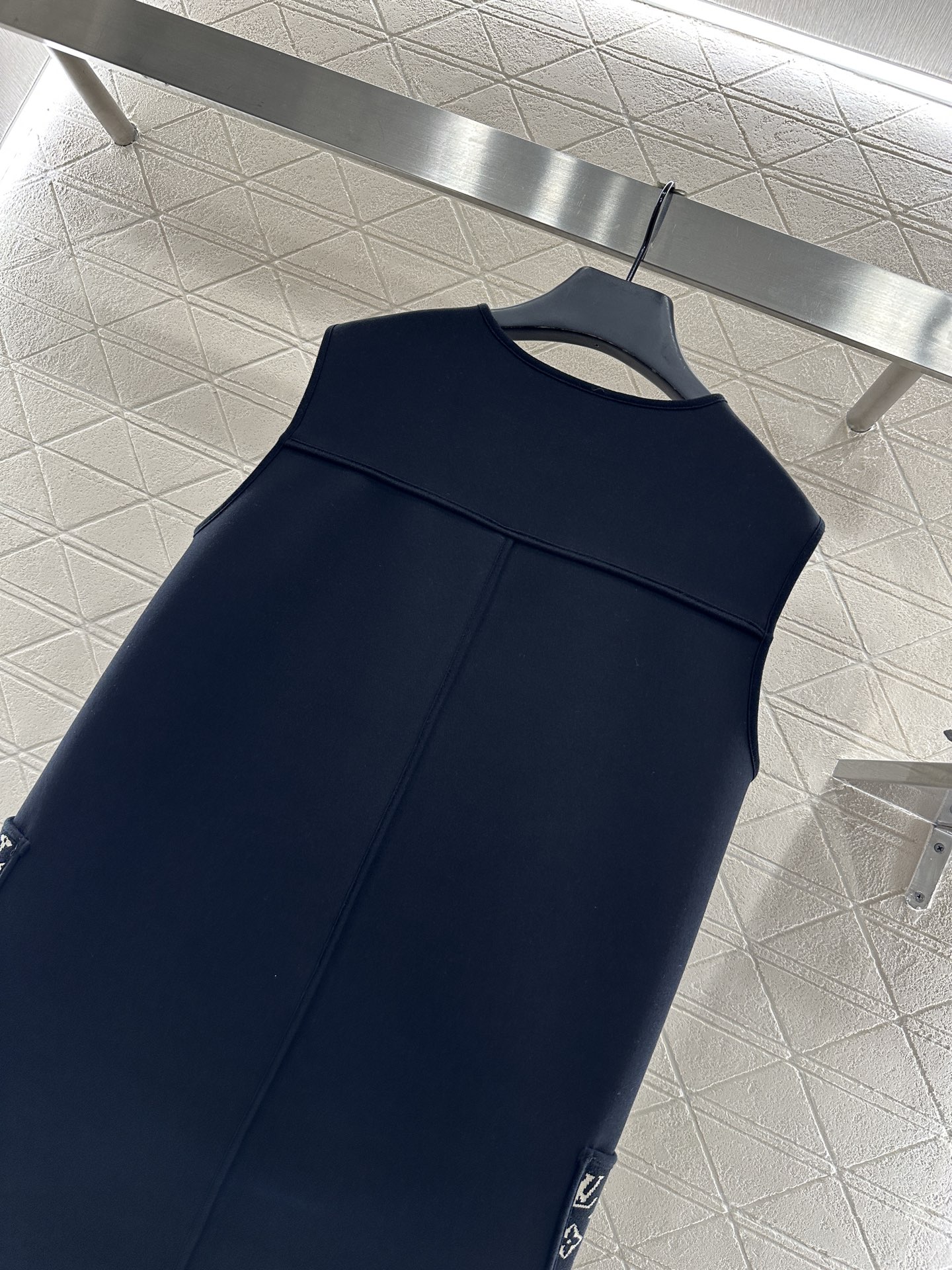 ♥Louis vuitto*♥2025新品上架 提花拼接口袋背心裙定制YB进口棉纶混纺材质，复合工艺处理