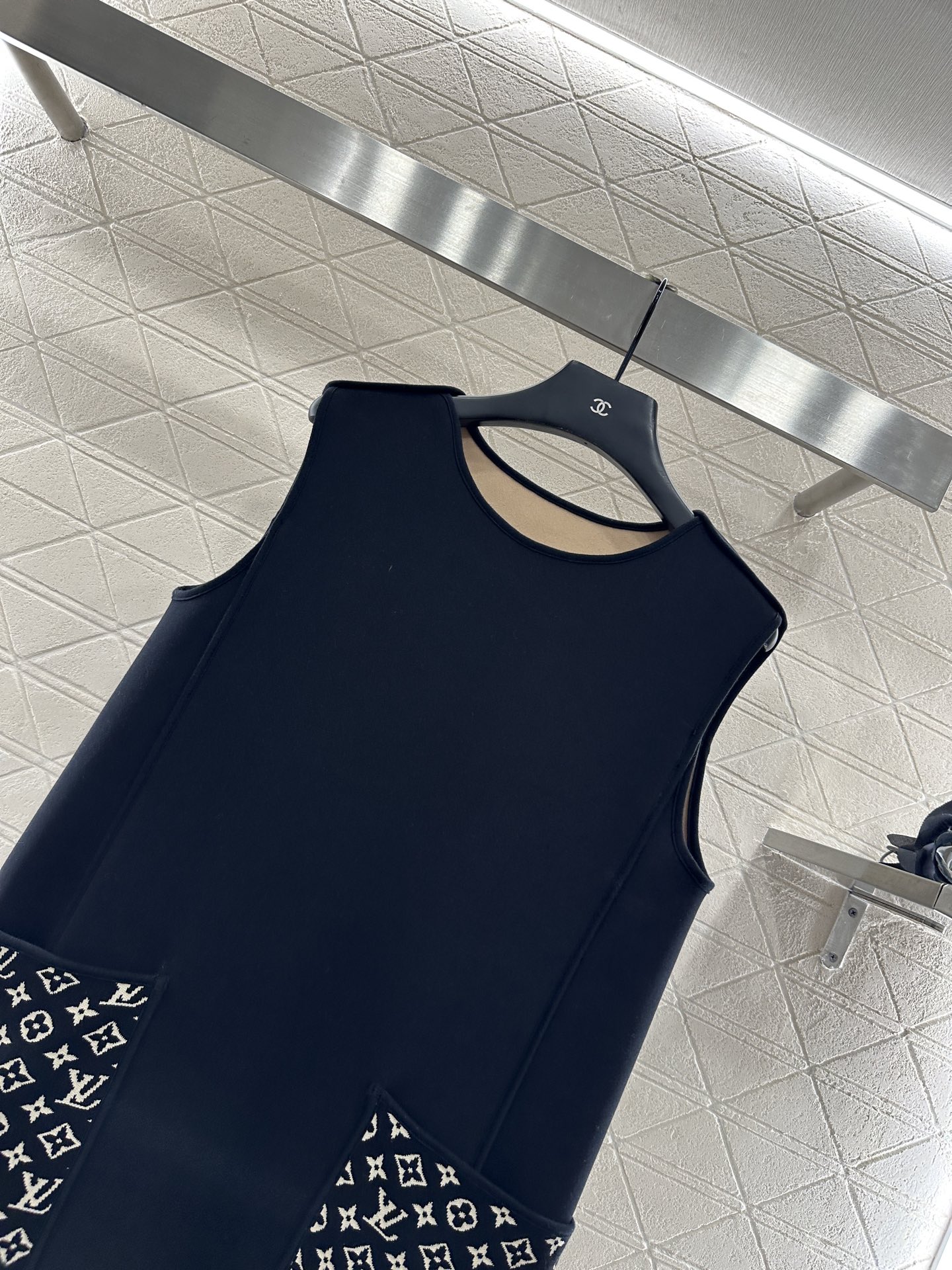 ♥Louis vuitto*♥2025新品上架 提花拼接口袋背心裙定制YB进口棉纶混纺材质，复合工艺处理