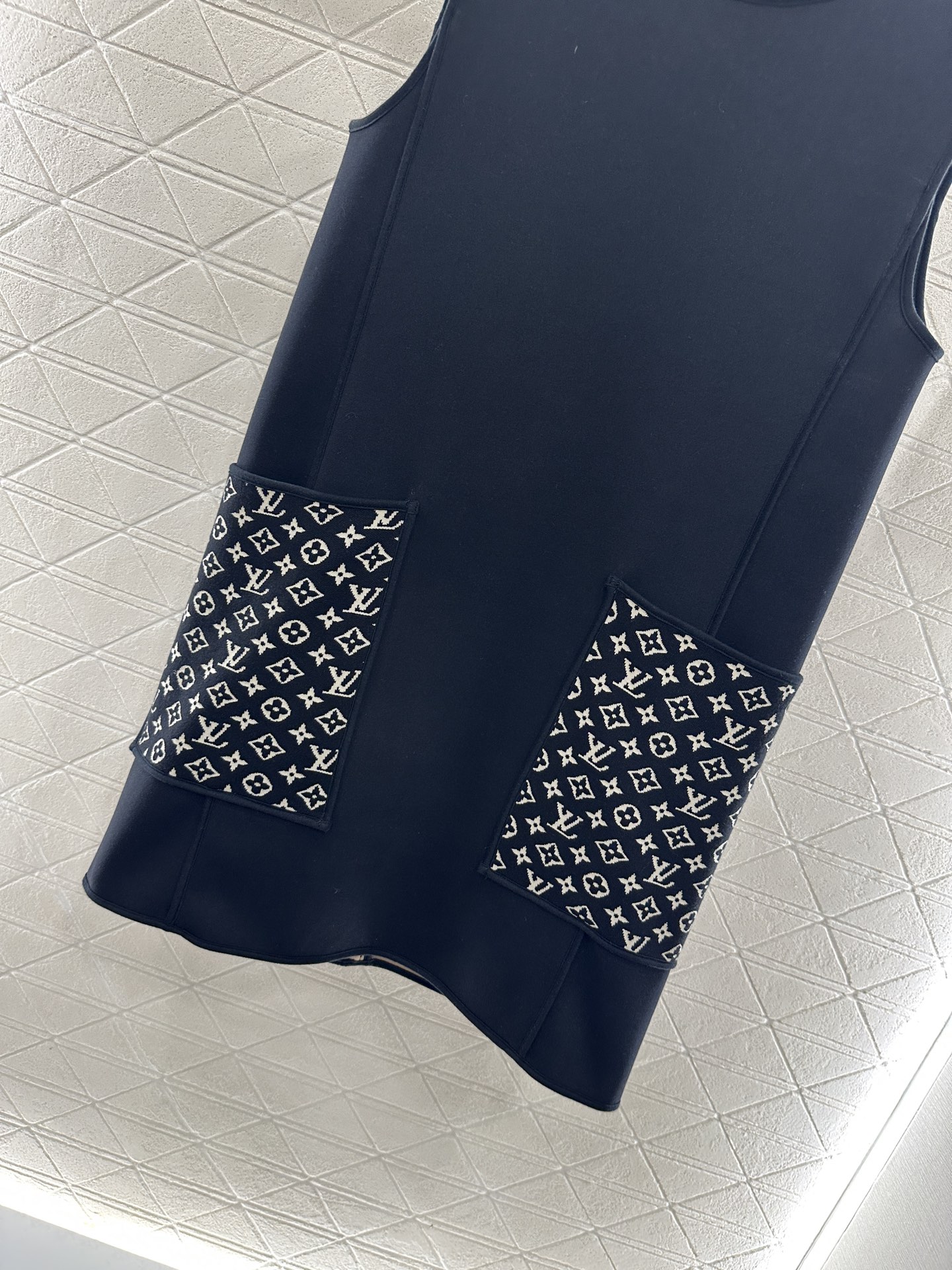 ♥Louis vuitto*♥2025新品上架 提花拼接口袋背心裙定制YB进口棉纶混纺材质，复合工艺处理