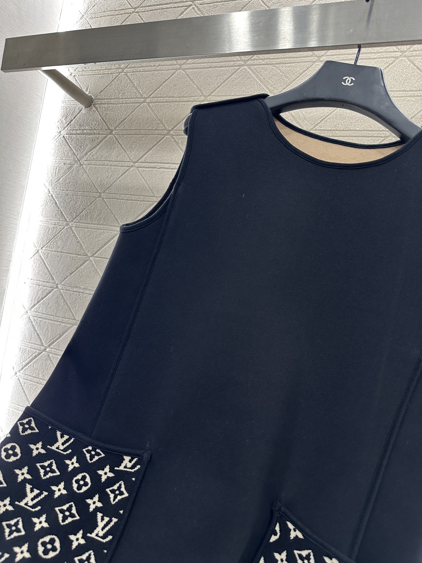 ♥Louis vuitto*♥2025新品上架 提花拼接口袋背心裙定制YB进口棉纶混纺材质，复合工艺处理