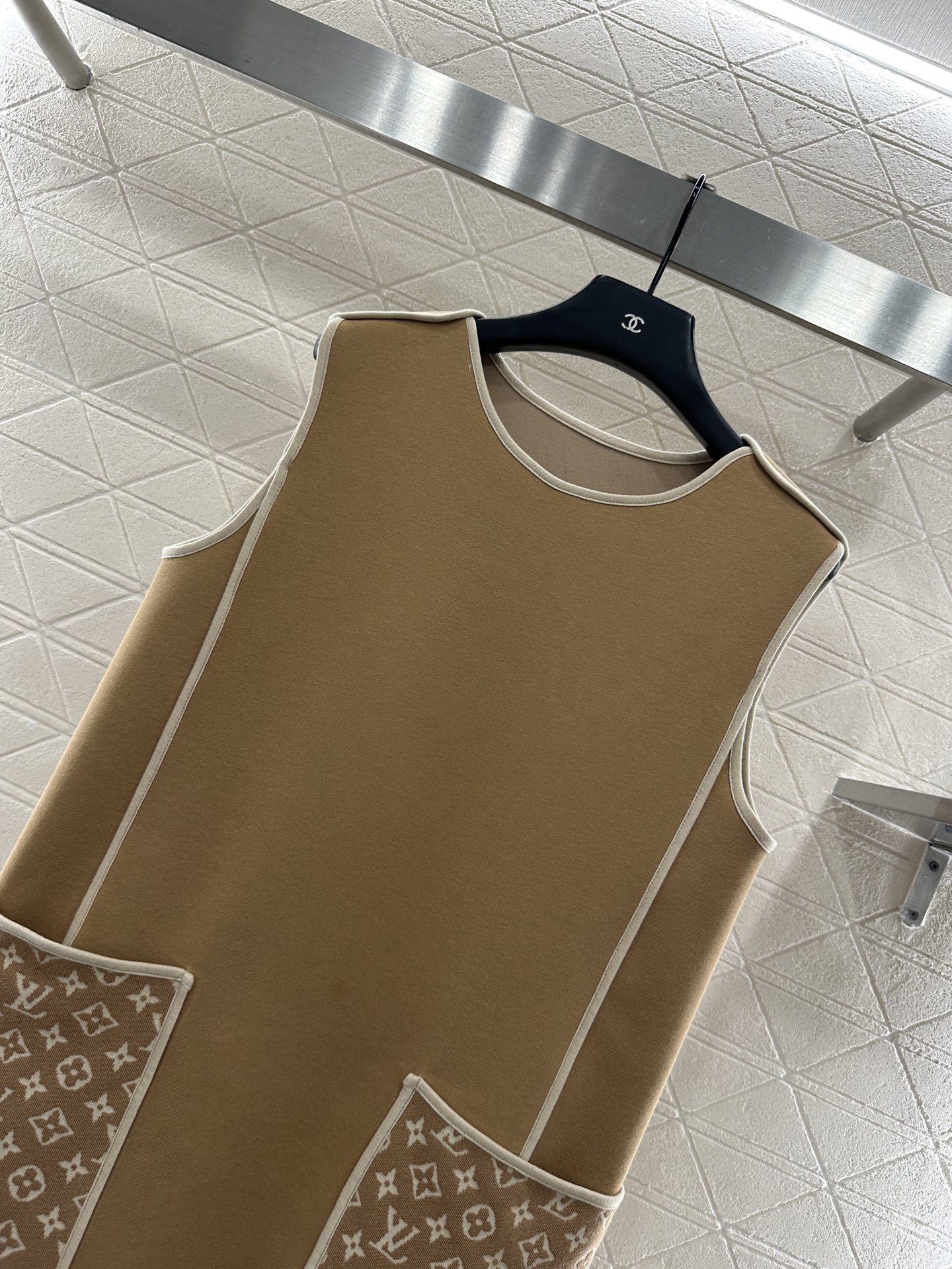 ♥Louis vuitto*♥2025新品上架 提花拼接口袋背心裙定制YB进口棉纶混纺材质，复合工艺处理