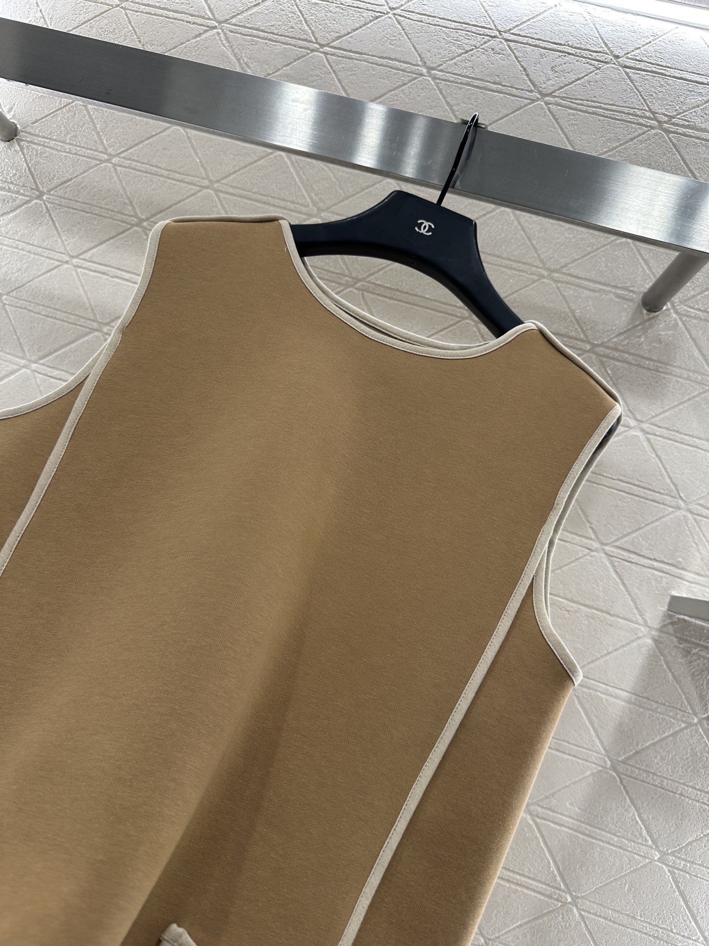 ♥Louis vuitto*♥2025新品上架 提花拼接口袋背心裙定制YB进口棉纶混纺材质，复合工艺处理