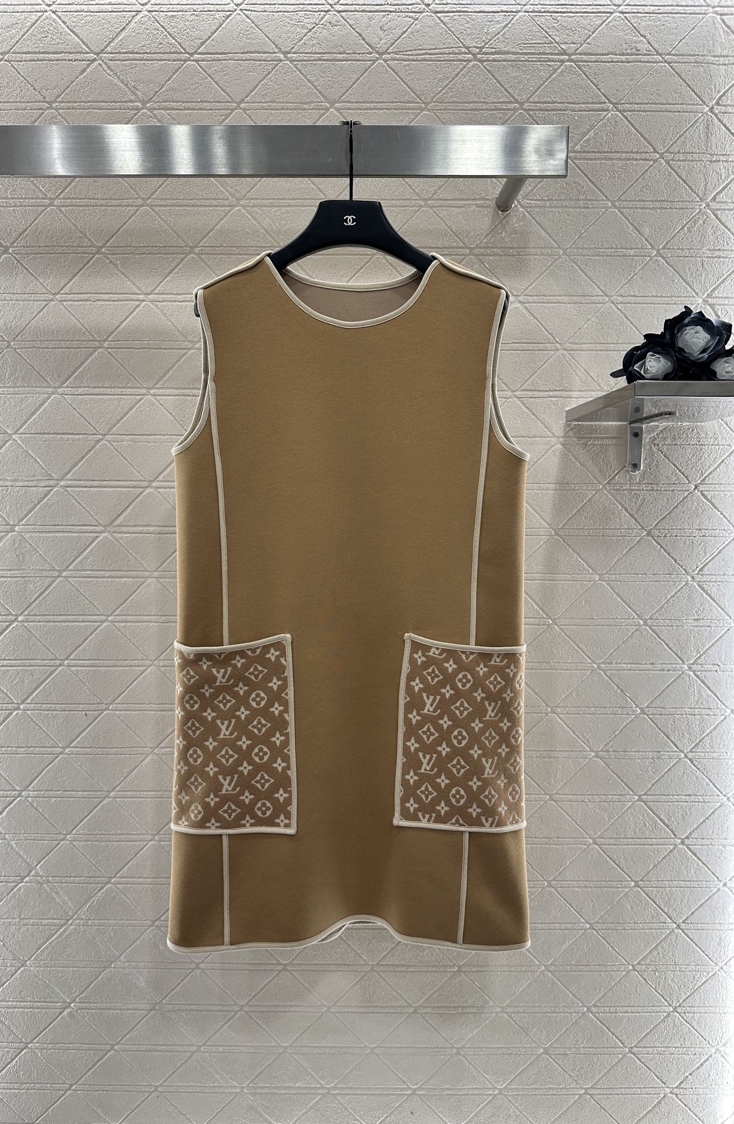 ♥Louis vuitto*♥2025新品上架 提花拼接口袋背心裙定制YB进口棉纶混纺材质，复合工艺处理