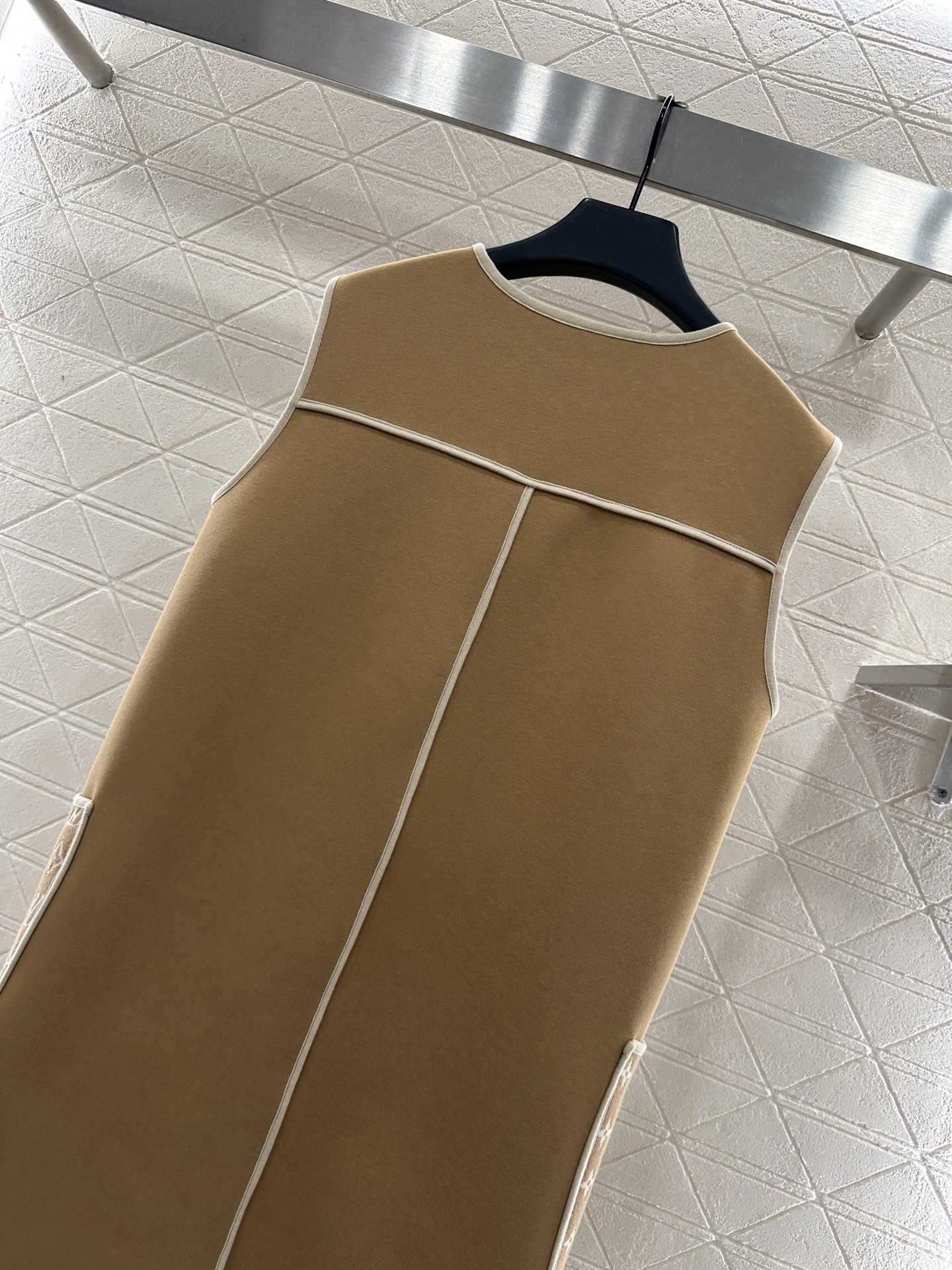 ♥Louis vuitto*♥2025新品上架 提花拼接口袋背心裙定制YB进口棉纶混纺材质，复合工艺处理