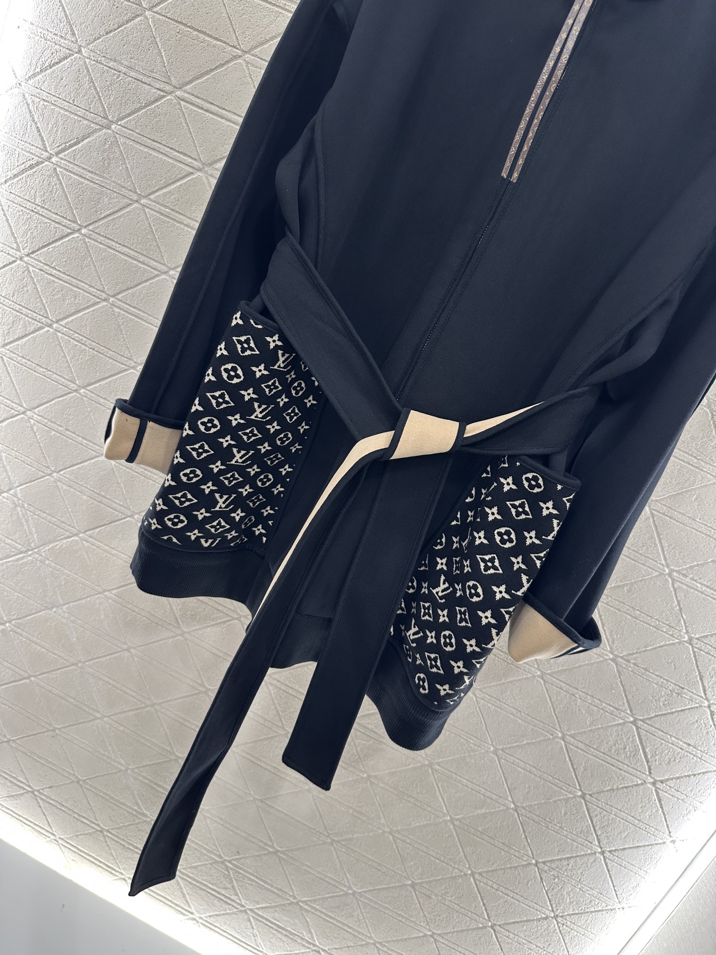 ♥Louis vuitto*♥2025新品上架 翻领提花腰带大衣外套定制YB棉纶混纺材质，复合工艺处理，