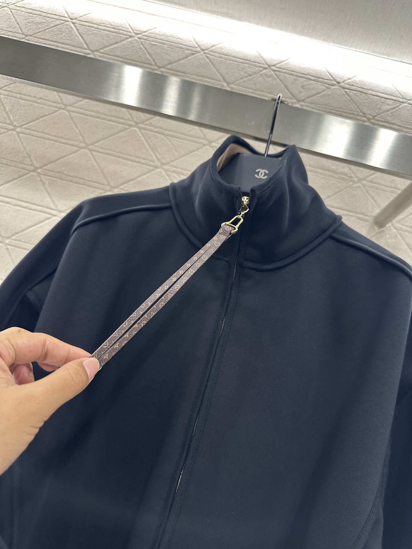 ♥Louis vuitto*♥2025新品上架 翻领提花腰带大衣外套定制YB棉纶混纺材质，复合工艺处理，