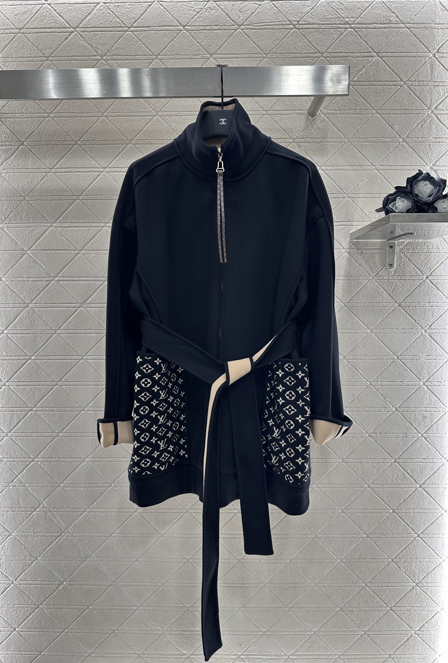 ♥Louis vuitto*♥2025新品上架 翻领提花腰带大衣外套定制YB棉纶混纺材质，复合工艺处理，