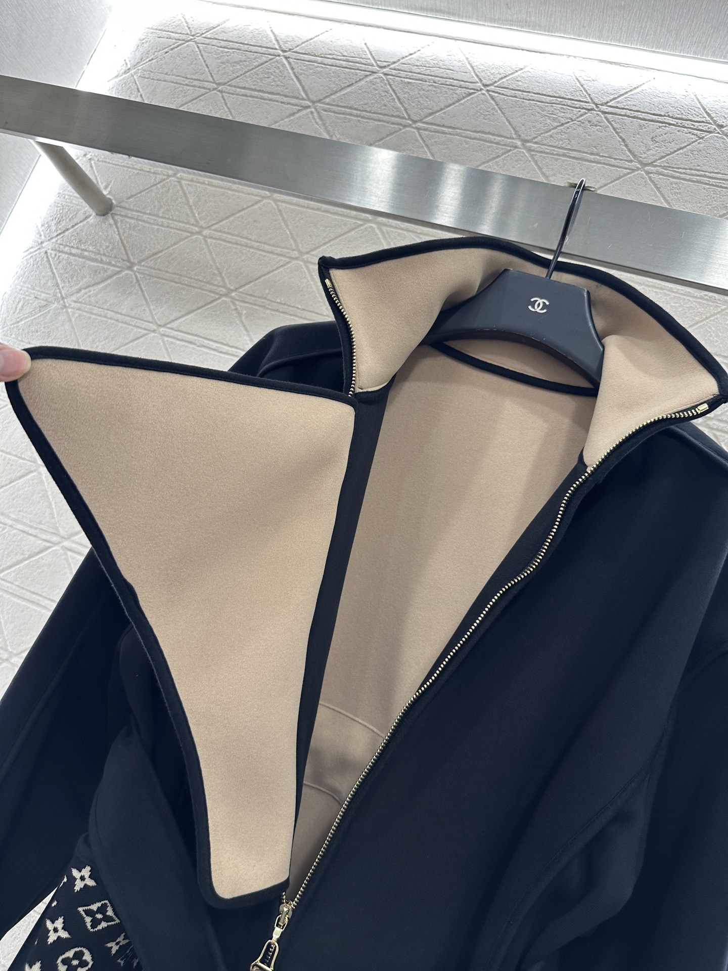 ♥Louis vuitto*♥2025新品上架 翻领提花腰带大衣外套定制YB棉纶混纺材质，复合工艺处理，