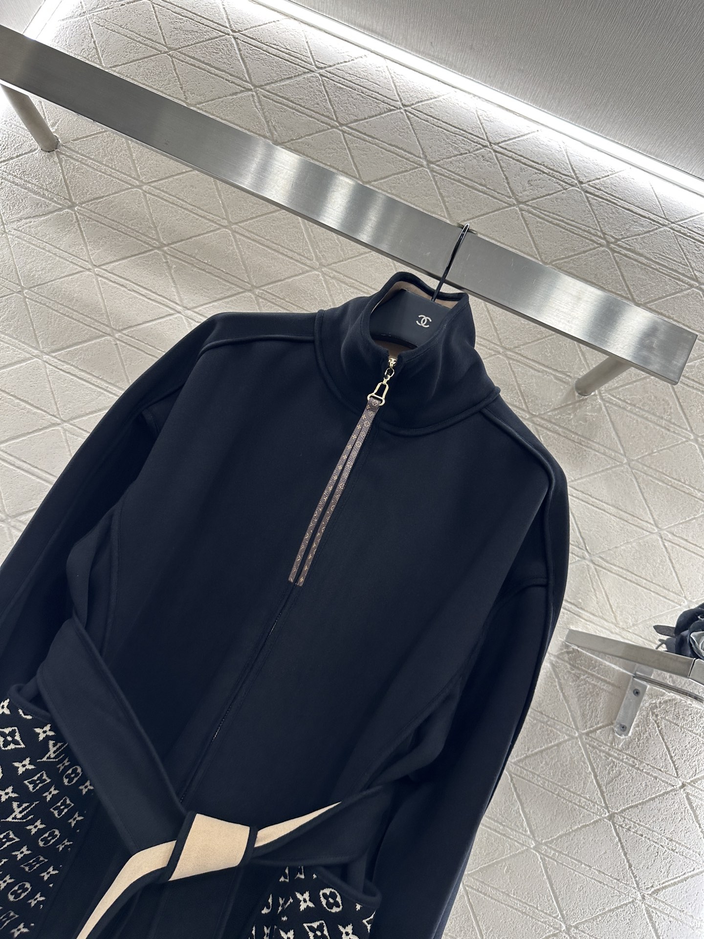 ♥Louis vuitto*♥2025新品上架 翻领提花腰带大衣外套定制YB棉纶混纺材质，复合工艺处理，