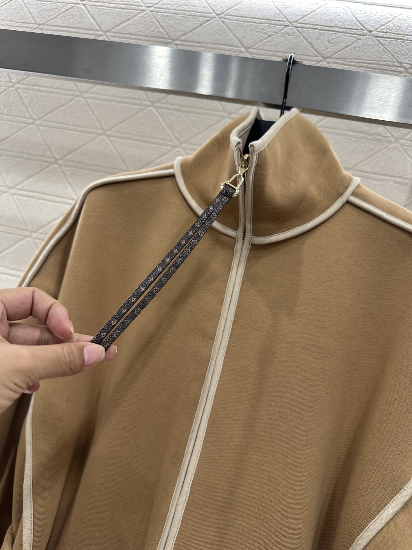 ♥Louis vuitto*♥2025新品上架 翻领提花腰带大衣外套定制YB棉纶混纺材质，复合工艺处理，