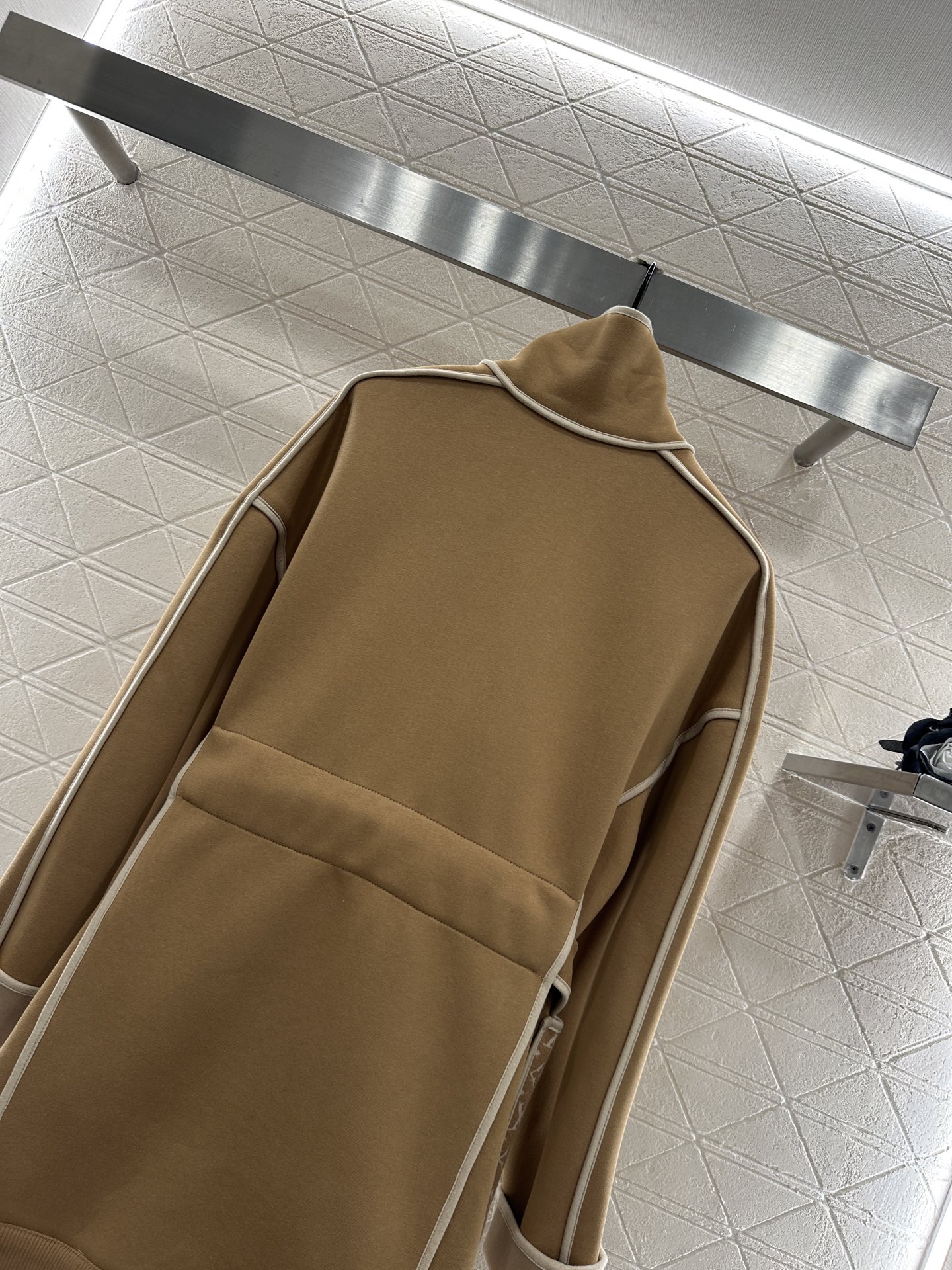 ♥Louis vuitto*♥2025新品上架 翻领提花腰带大衣外套定制YB棉纶混纺材质，复合工艺处理，