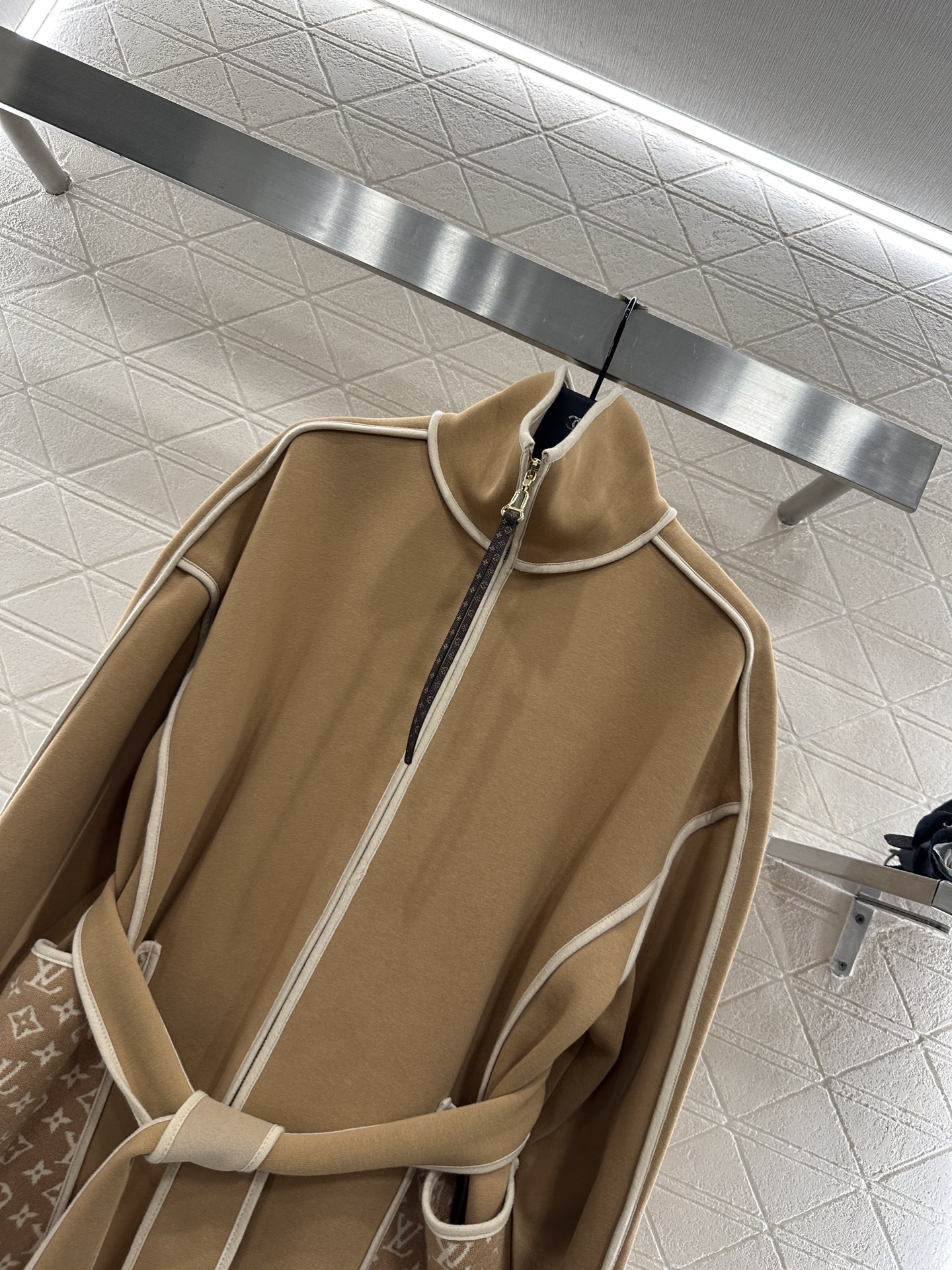 ♥Louis vuitto*♥2025新品上架 翻领提花腰带大衣外套定制YB棉纶混纺材质，复合工艺处理，