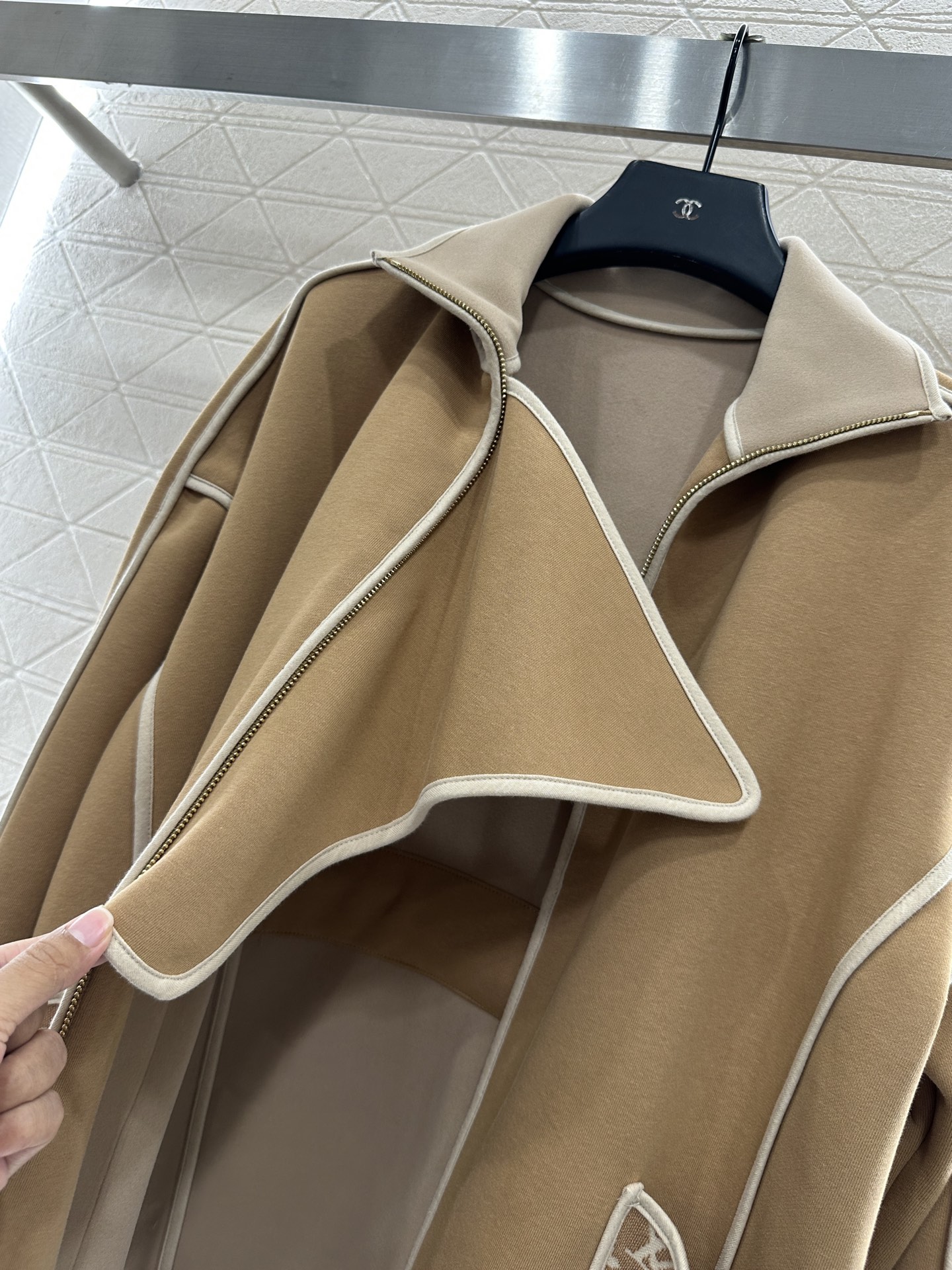 ♥Louis vuitto*♥2025新品上架 翻领提花腰带大衣外套定制YB棉纶混纺材质，复合工艺处理，