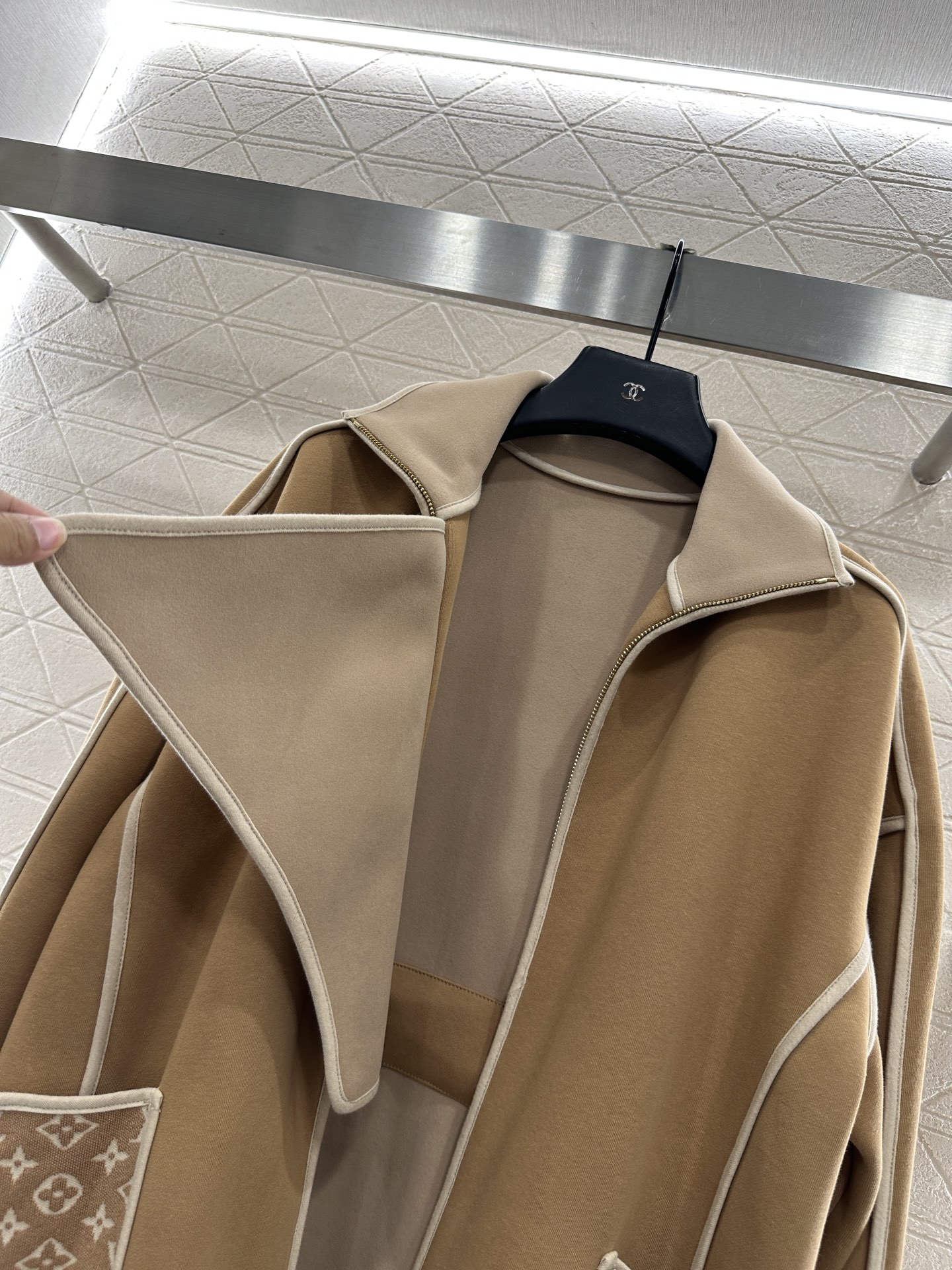 ♥Louis vuitto*♥2025新品上架 翻领提花腰带大衣外套定制YB棉纶混纺材质，复合工艺处理，