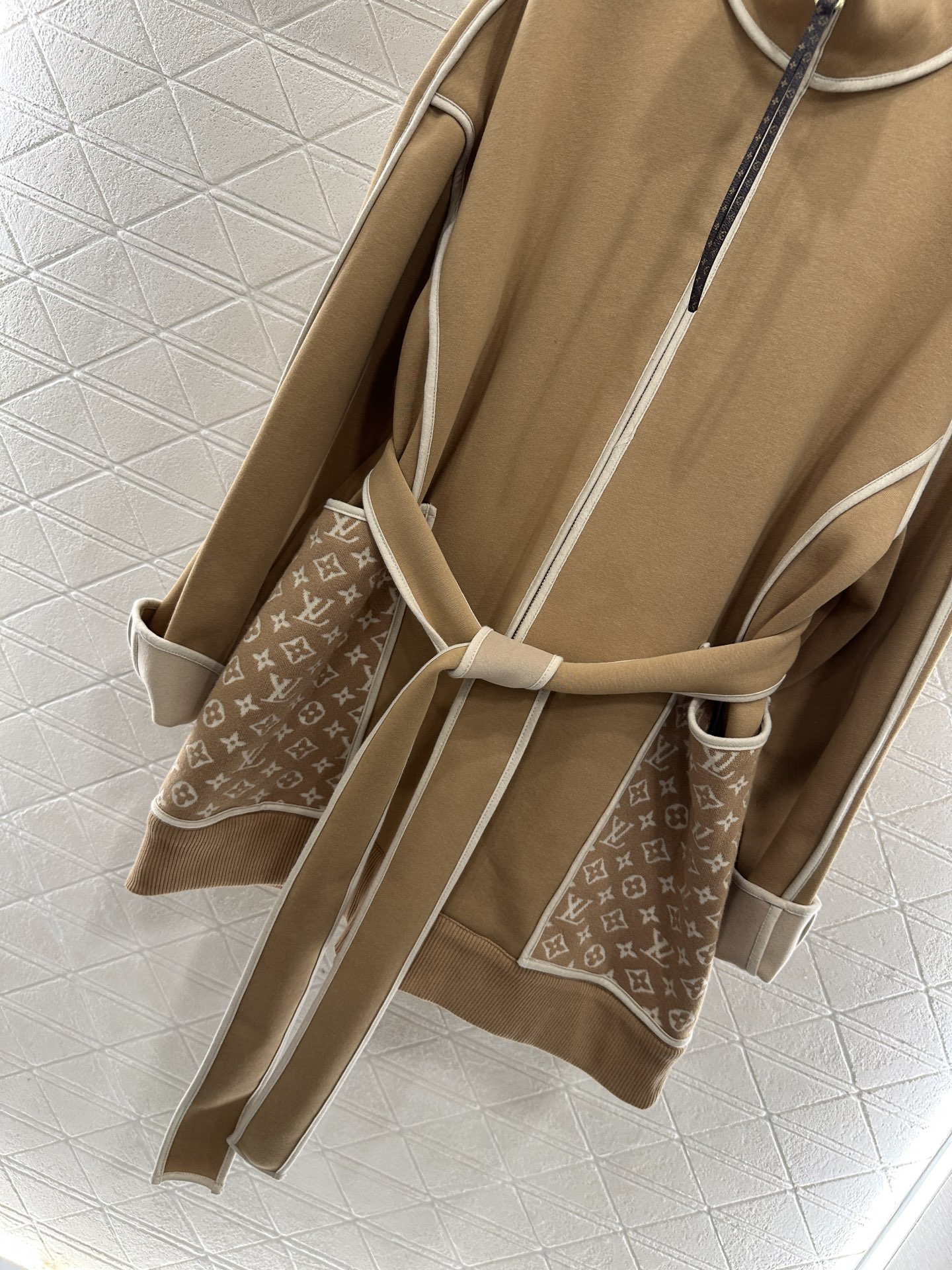 ♥Louis vuitto*♥2025新品上架 翻领提花腰带大衣外套定制YB棉纶混纺材质，复合工艺处理，