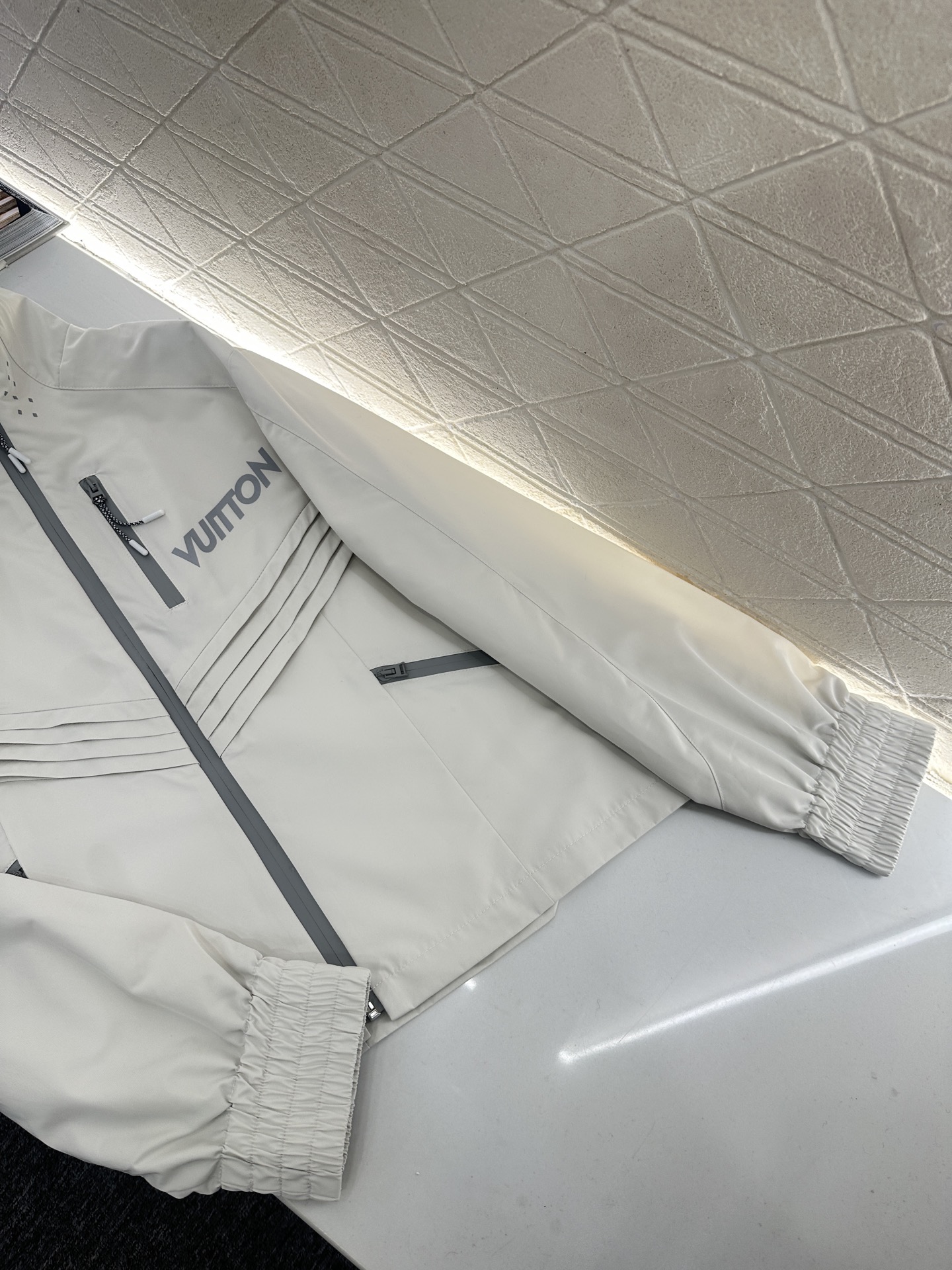 ♥Louis Vuitto*♥2025新品上架 时尚冲锋外套定制YB进口冲锋尼龙材质，质感高级，挺括有型